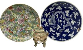 Chinese charger decorated with thousand flowers on gilt ground