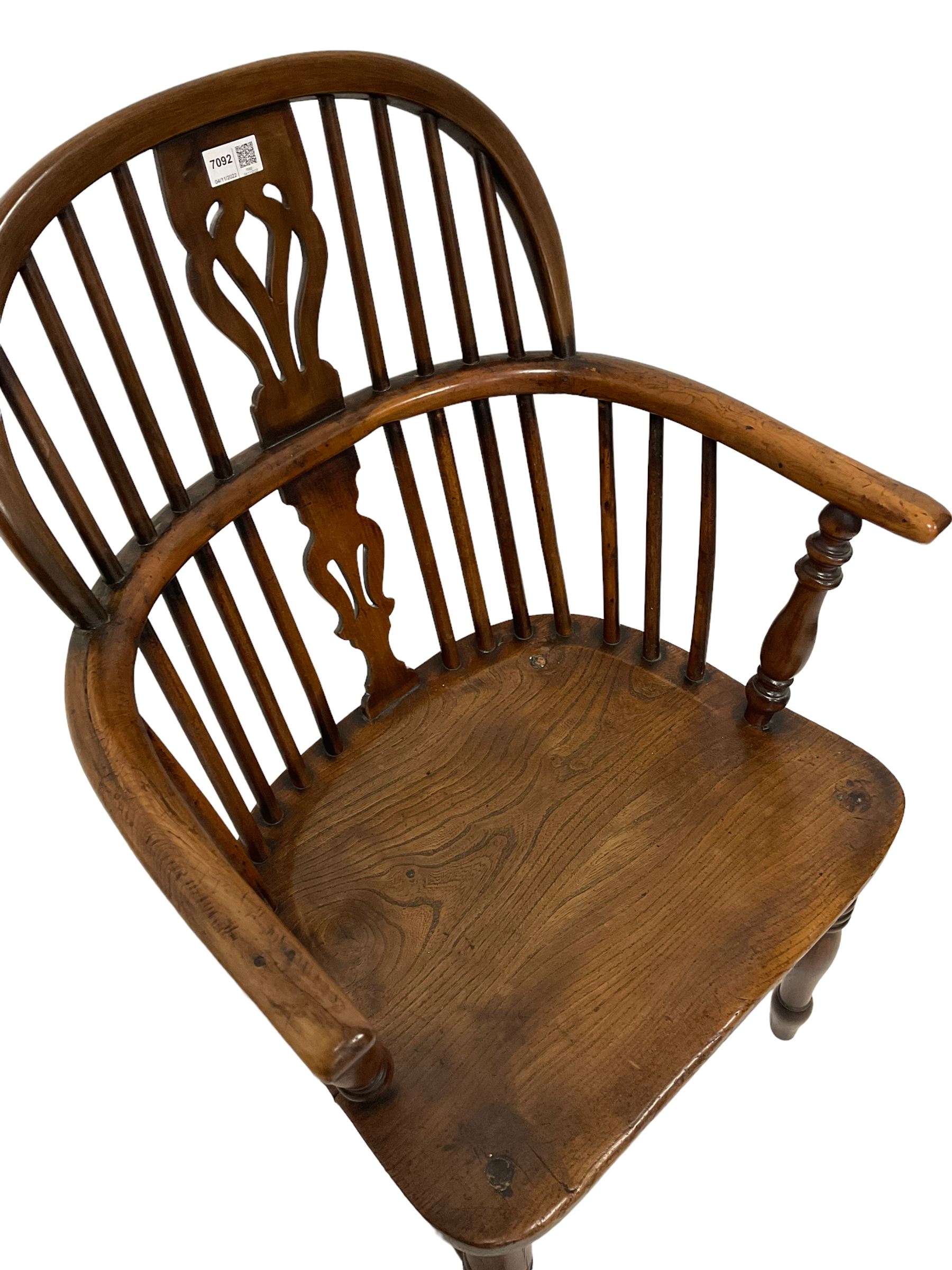19th century elm and yew wood Windsor elbow chair - Image 2 of 4