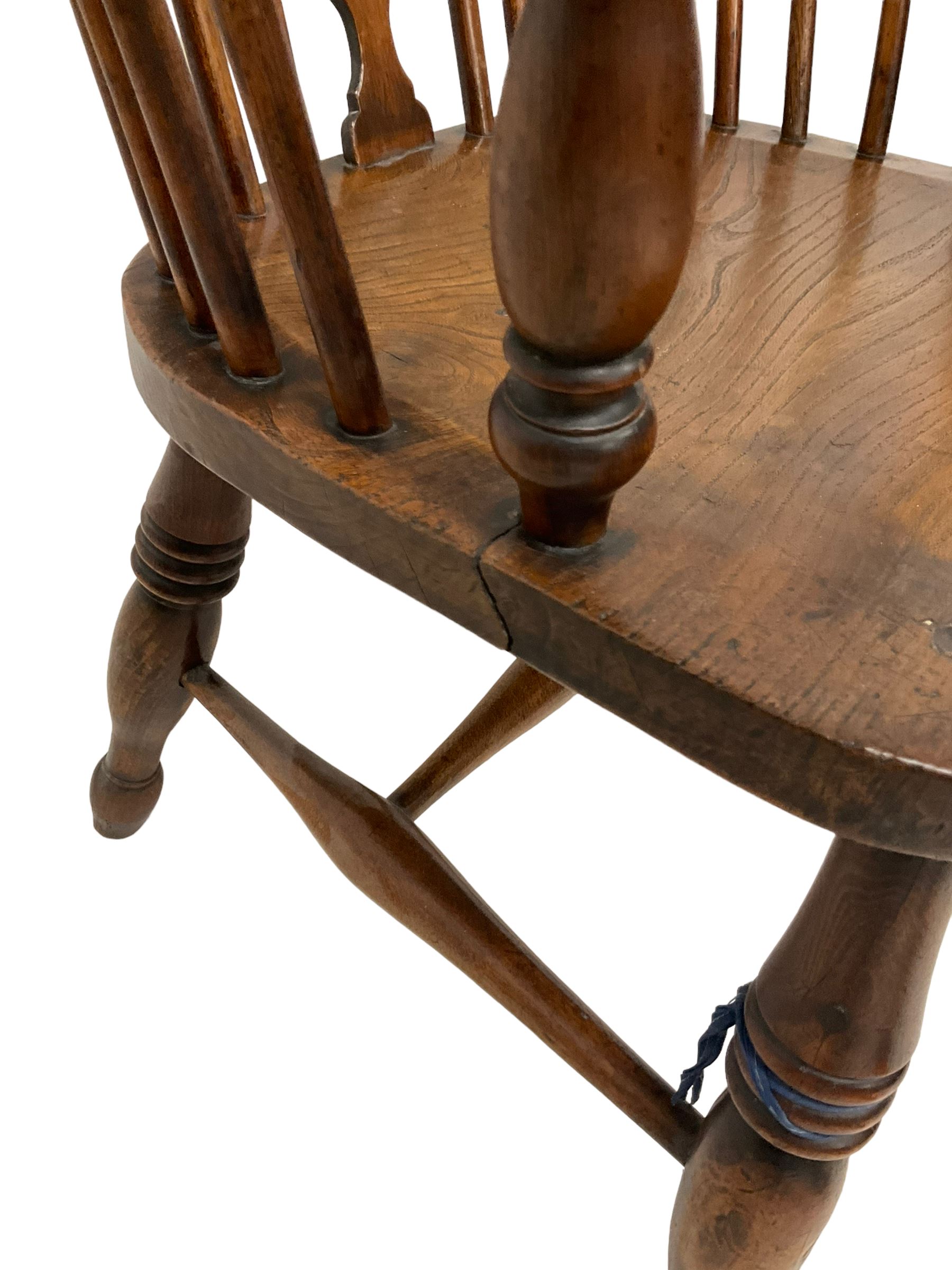 19th century elm and yew wood Windsor elbow chair - Image 4 of 4