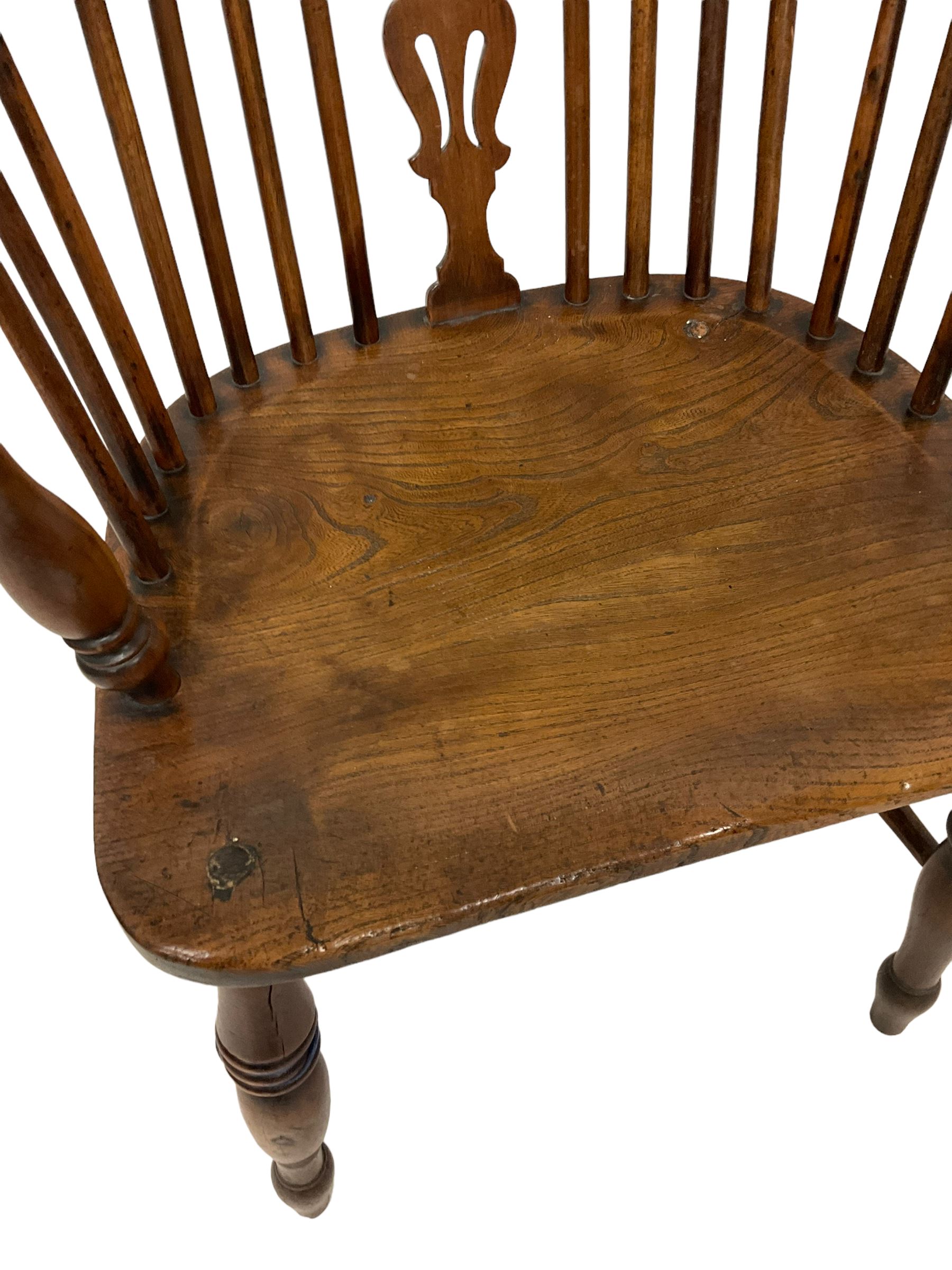 19th century elm and yew wood Windsor elbow chair - Image 3 of 4