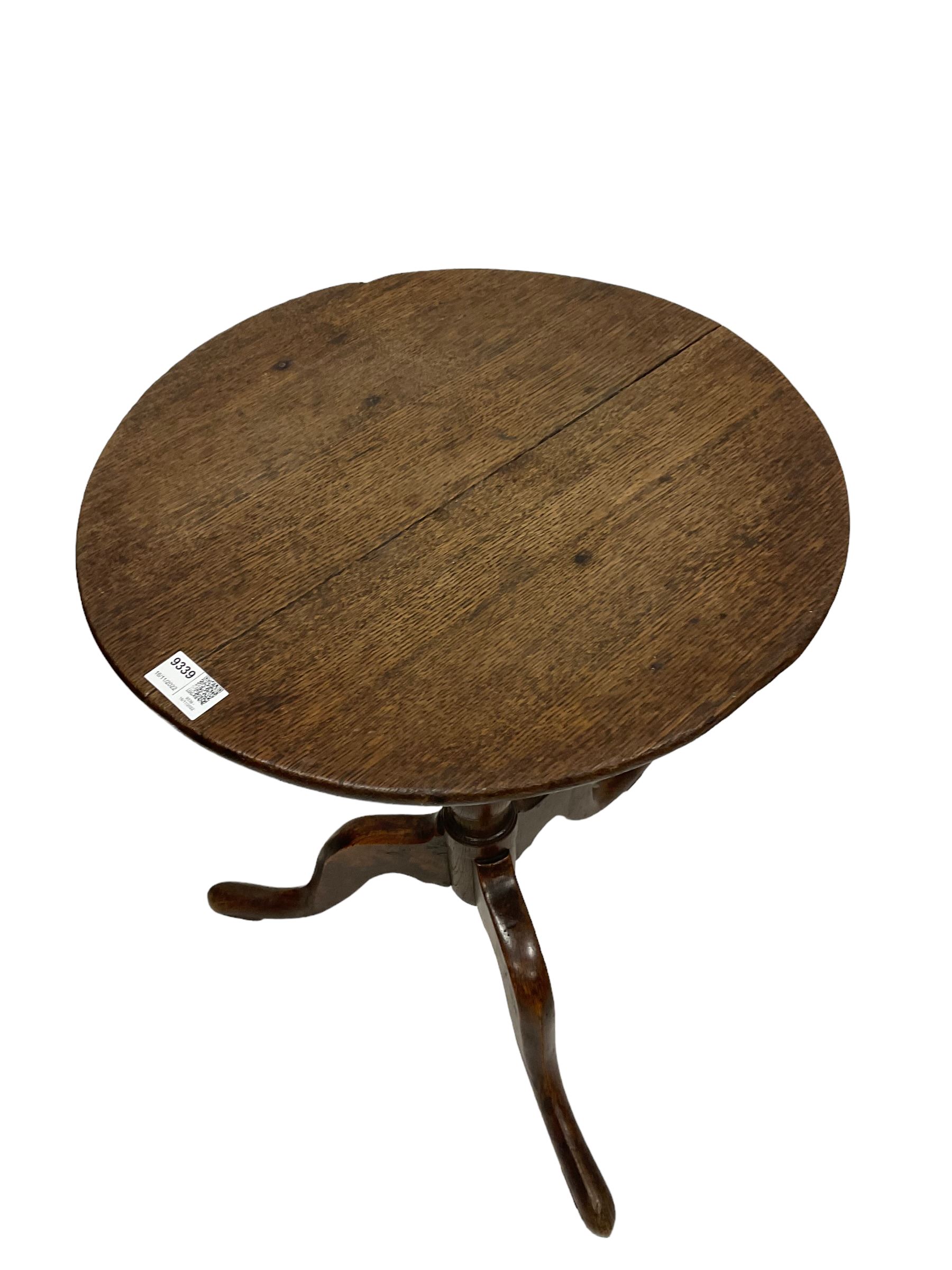 Oak occasional table - Image 2 of 2