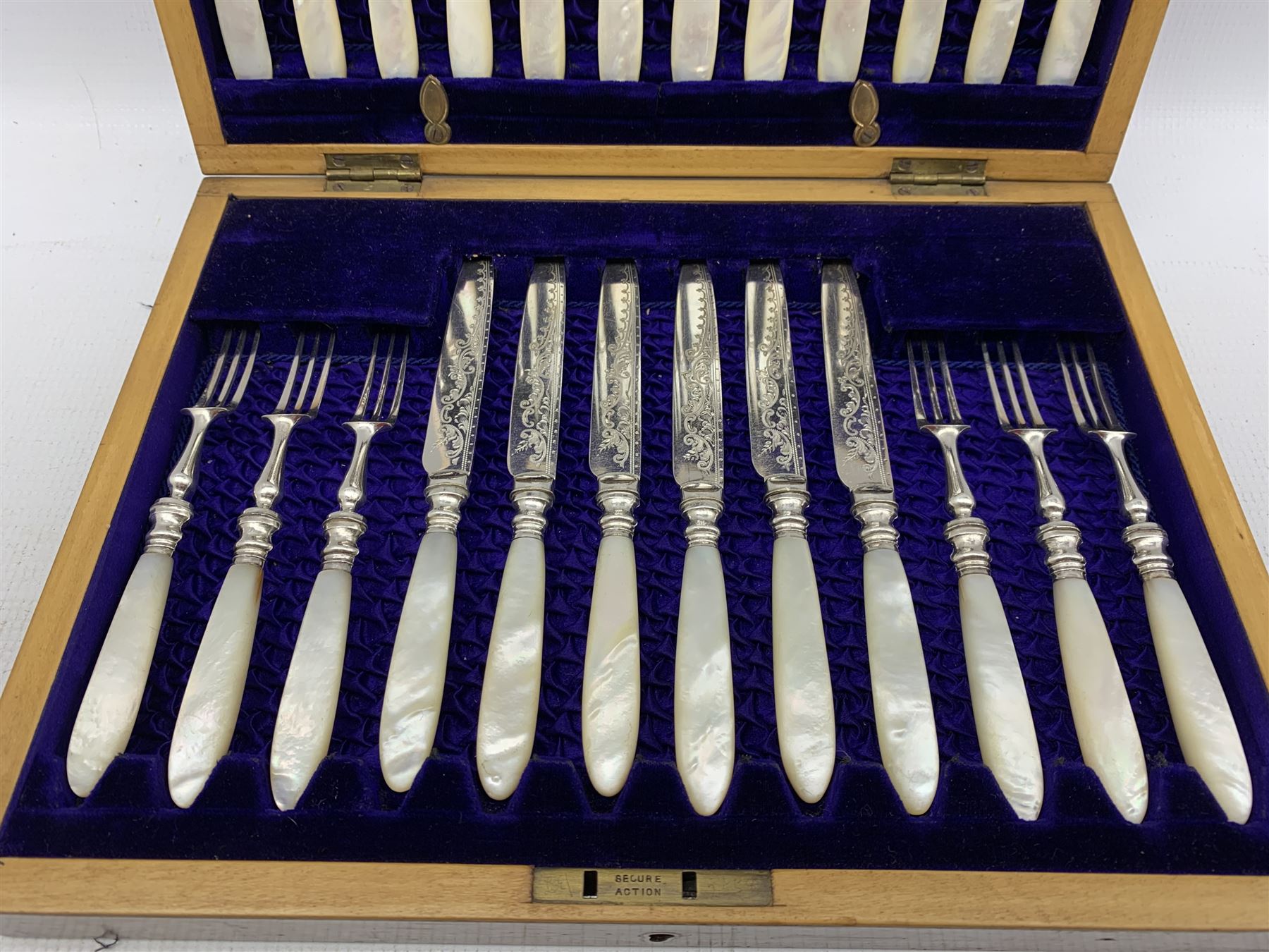 Mother of pearl handled silver plate fruit knives and forks in oak case with blue velvet lining W32c - Image 2 of 2