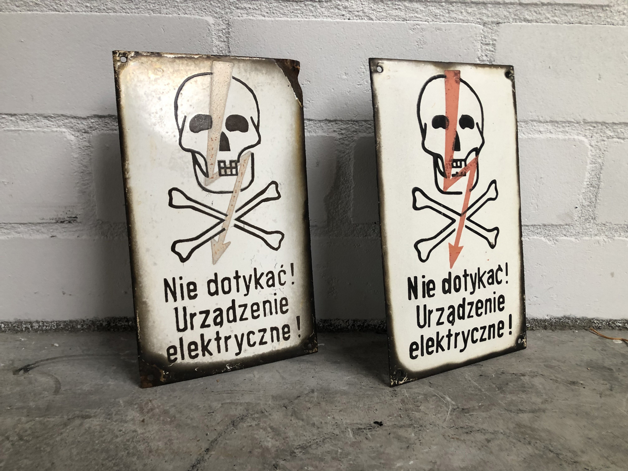 A set of 2 Polish Electricity Warning Enamel Signs  - Image 3 of 4