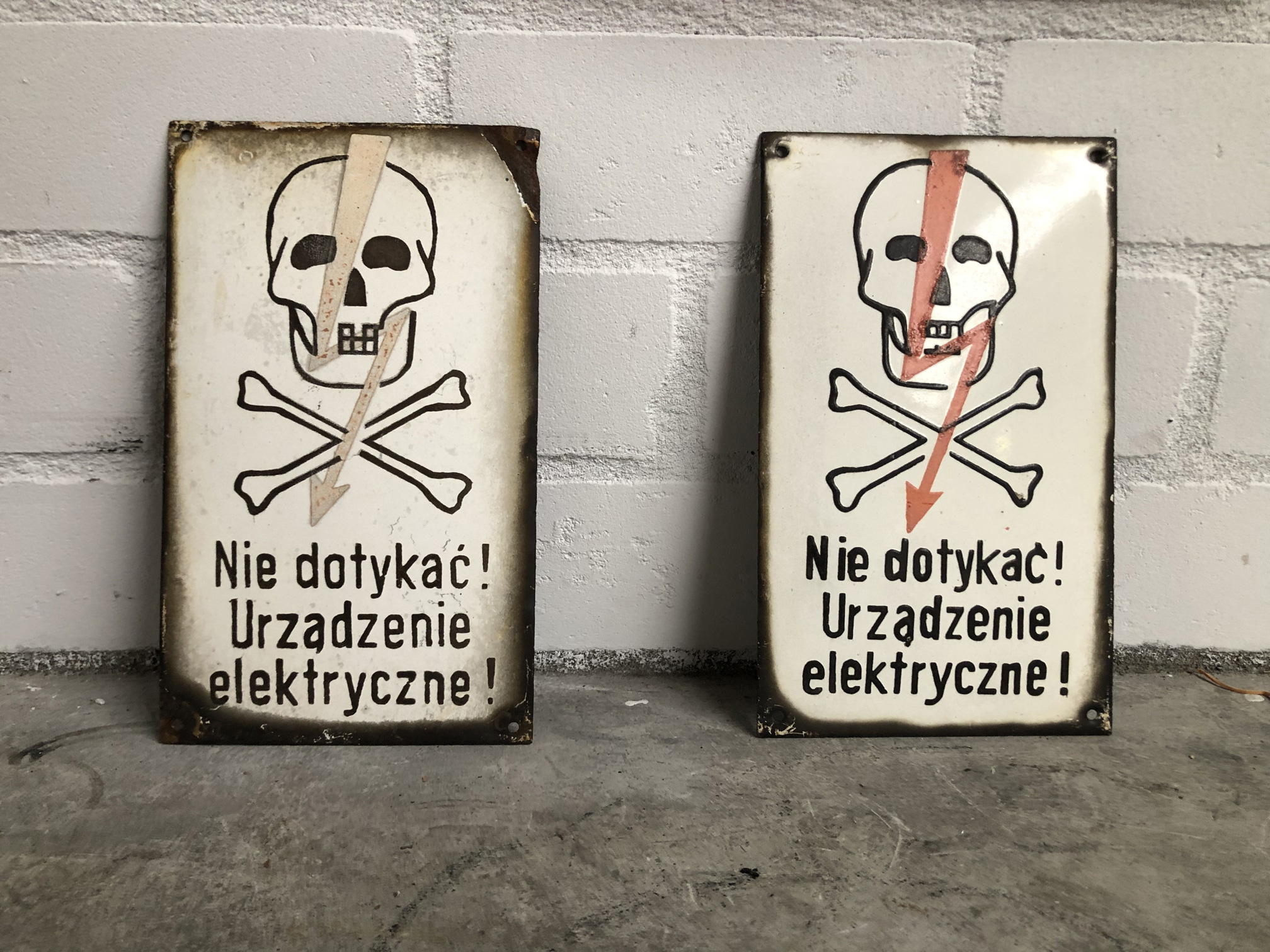 A set of 2 Polish Electricity Warning Enamel Signs  - Image 2 of 4