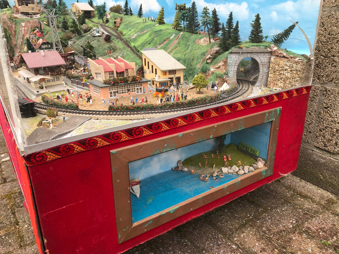 Encased Coin-Op Swiss Model Train Set  - Bild 6 aus 14