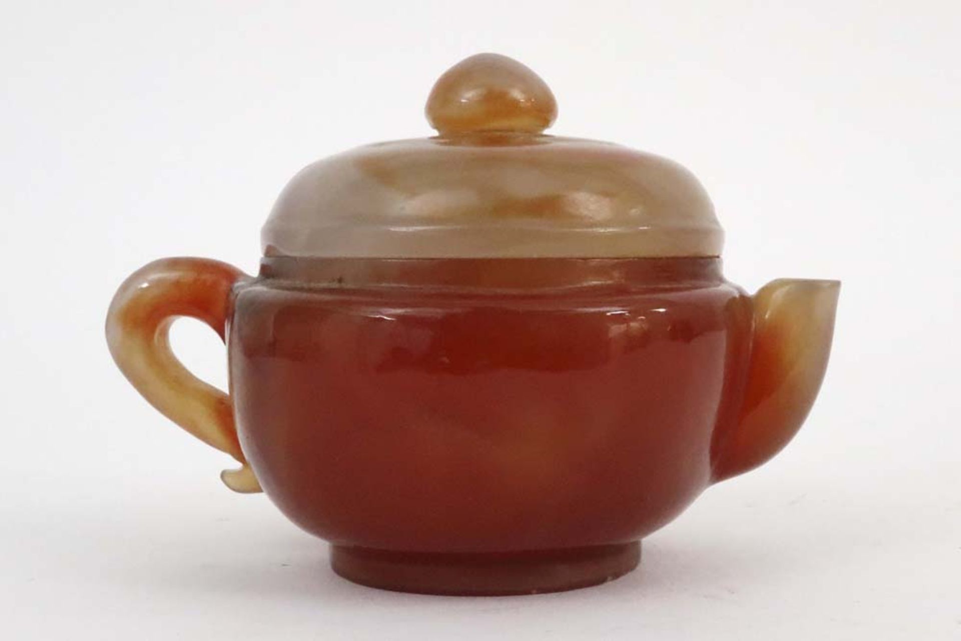 Chinese lidded teapot in agate || Chinese gedekselde theepot in agaat - hoogte : 8,5 cm - Bild 2 aus 3