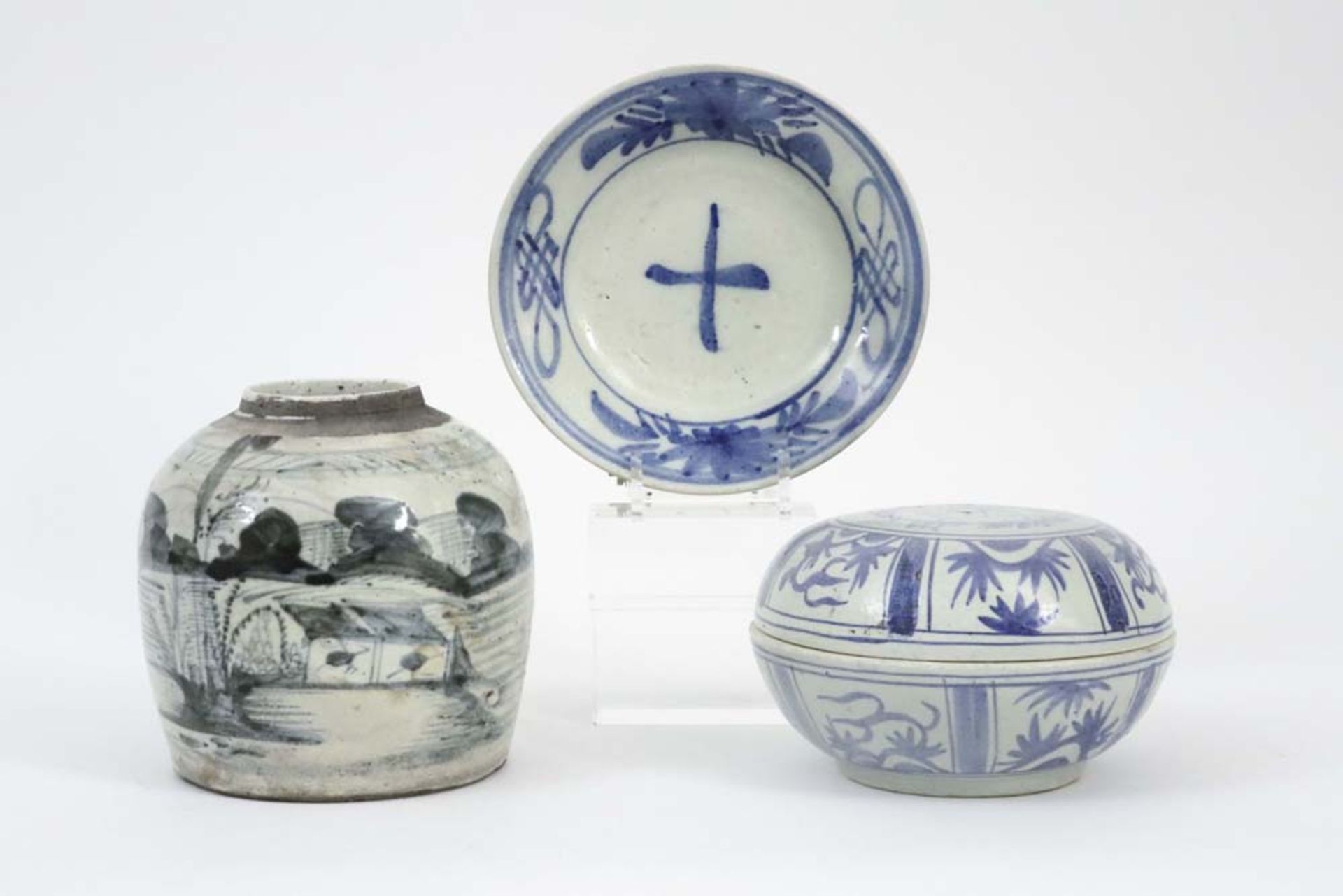 3 pieces of oriental porcelain with blue-white decor : a dish, a Japanese vase with cover and a