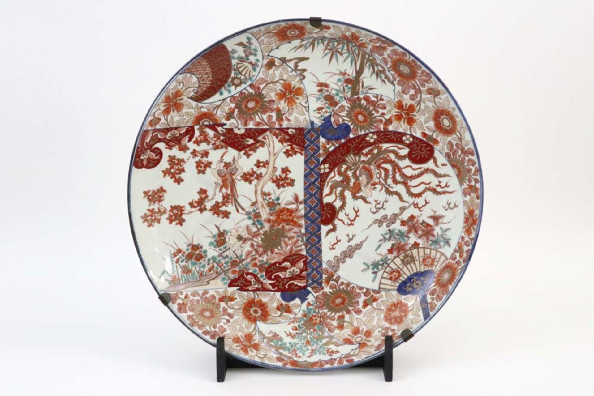 pair of large 19th Cent. round dishes in porcelain with Imari decor || Paar negentiende eeuwse grote - Bild 5 aus 6