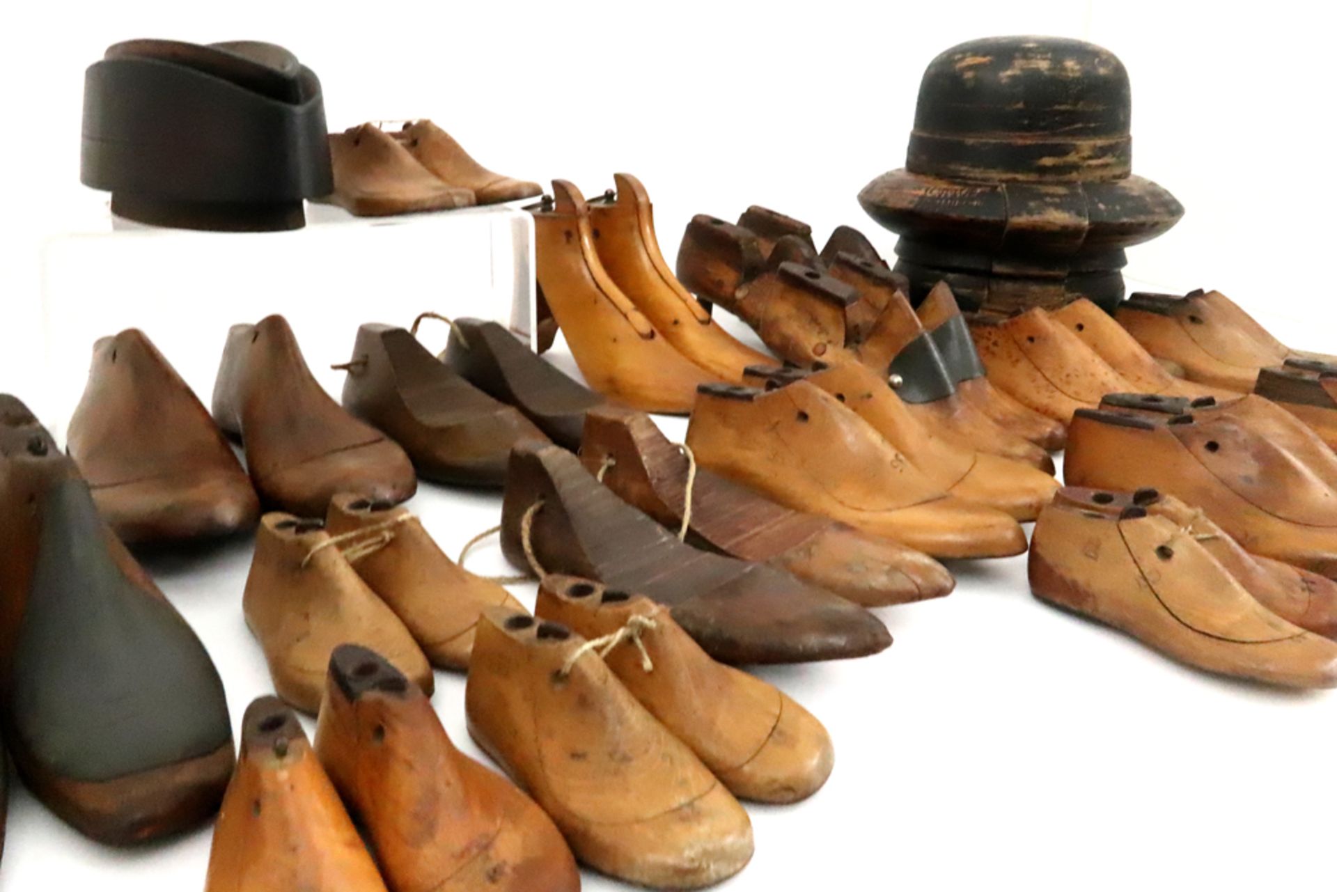 collection of wooden items (shoes, hat molds, ...) || Collectie houten voorwerpen waaronder - Image 2 of 4