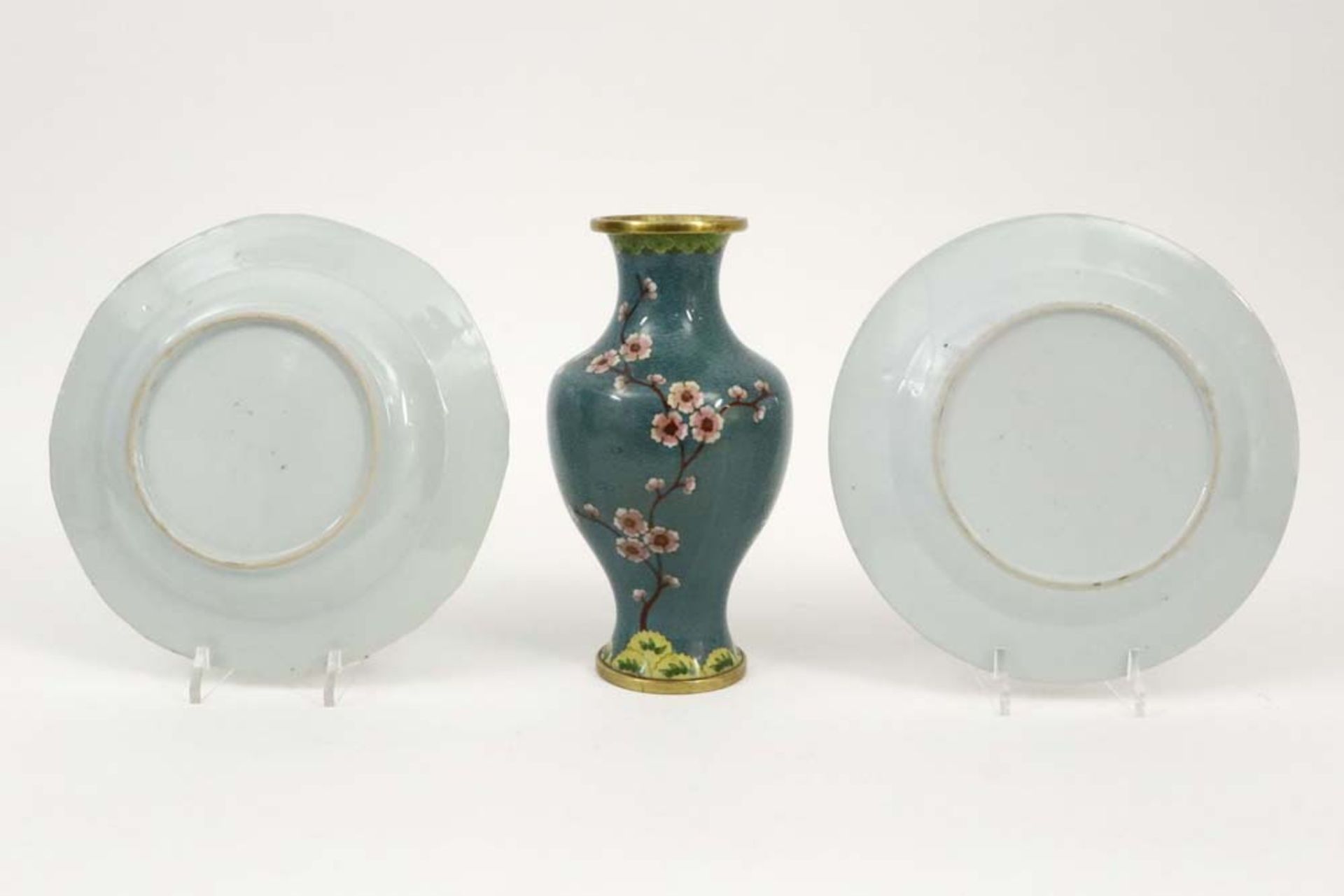 Chinese cloisonné vase and two 18th Cent. Chinese plates in porcelain || Lot van een Chinese vaas in - Image 2 of 2