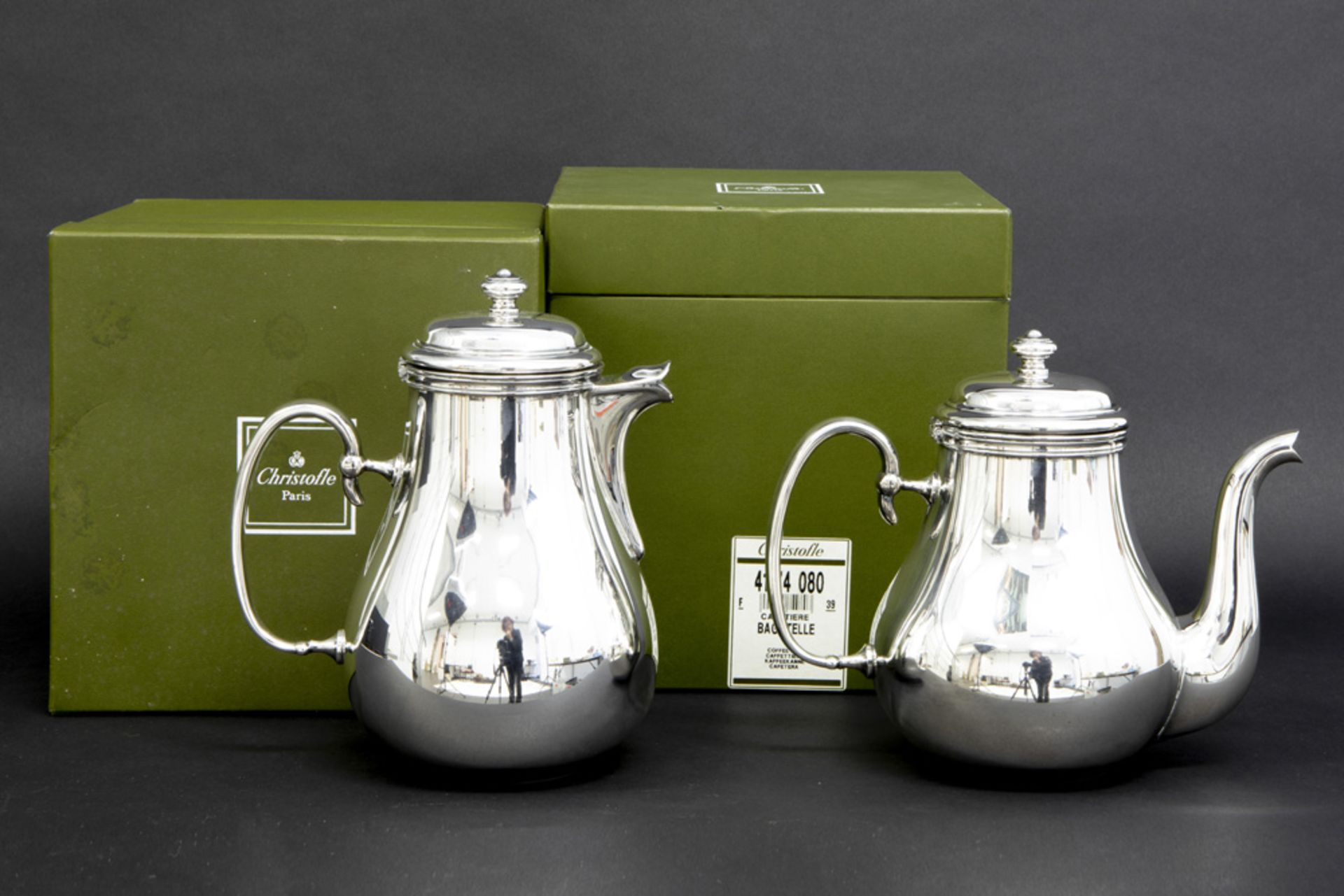 Christofle marked coffee and café-au-lait pot in their boxes || CHRISTOFLE lot (2) van een koffie- - Bild 2 aus 3