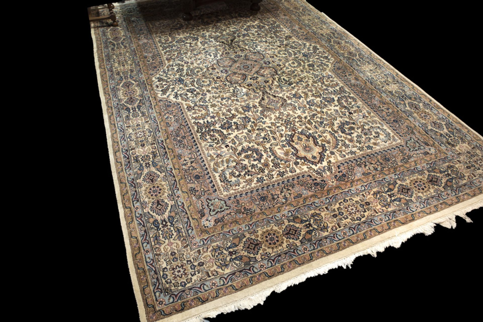 handknotted rug with a classic Tabriz design in wool || Obiti-tapijt met vrij klassieke Tabriz