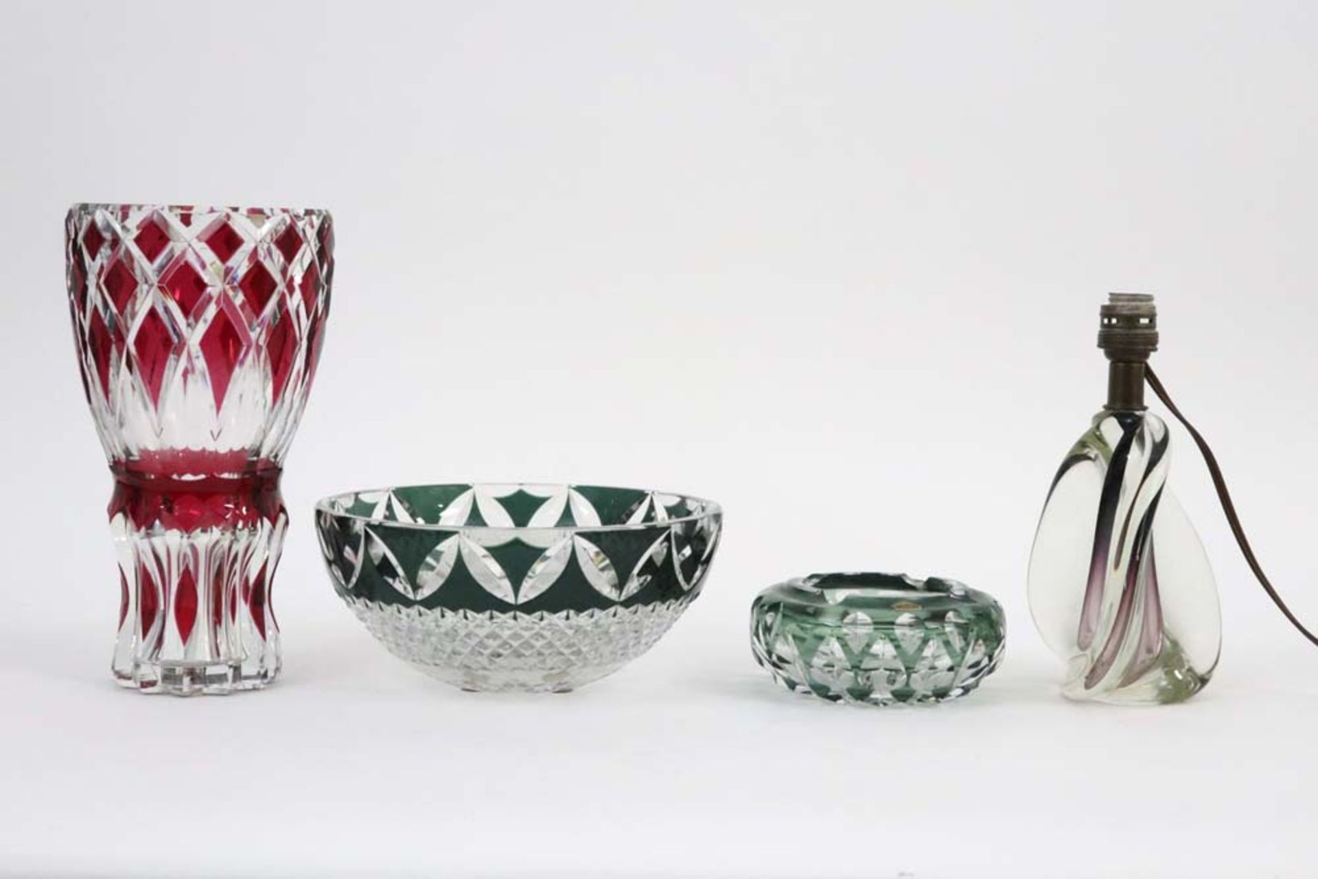 four items in crystal VSL || Lot (4) in kristal Val St. Lambert : een coupe, asbak, lampevoet en