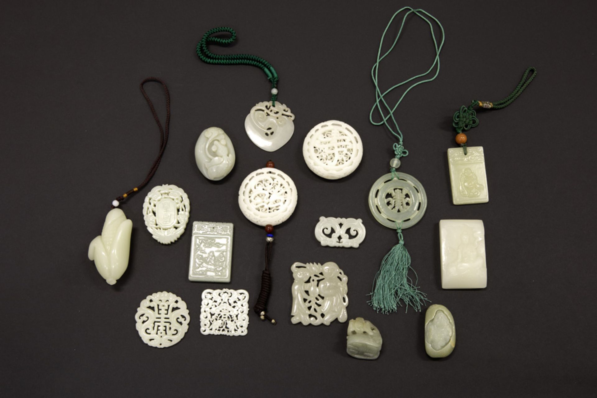 collection of sixteen Chinese pendants and/or ornaments in stone || Collectie van zestien Chinese