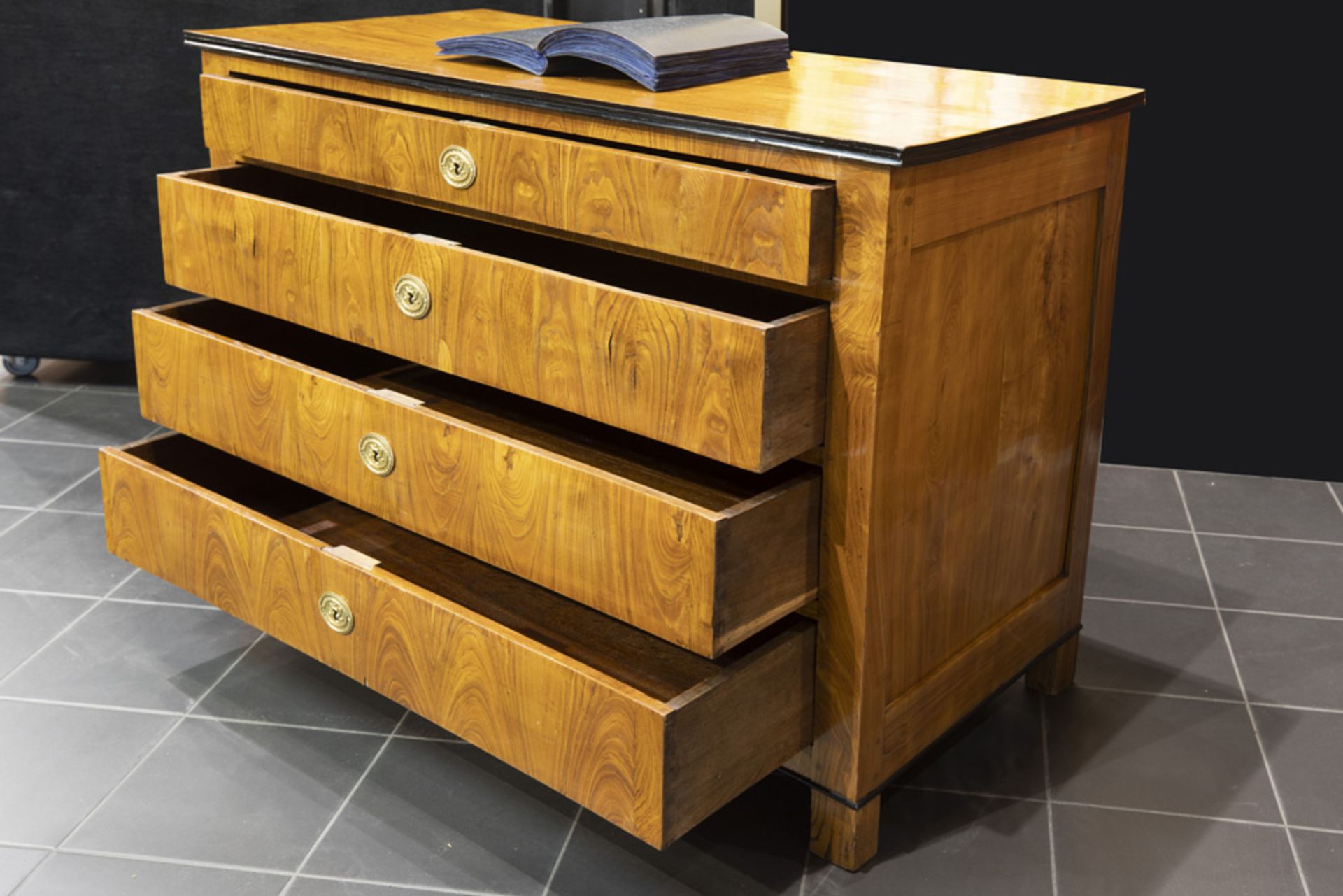 19th Cent. Biedermeier neoclassical style chest of drawers in a blond ashwood with ebonised - Bild 2 aus 2