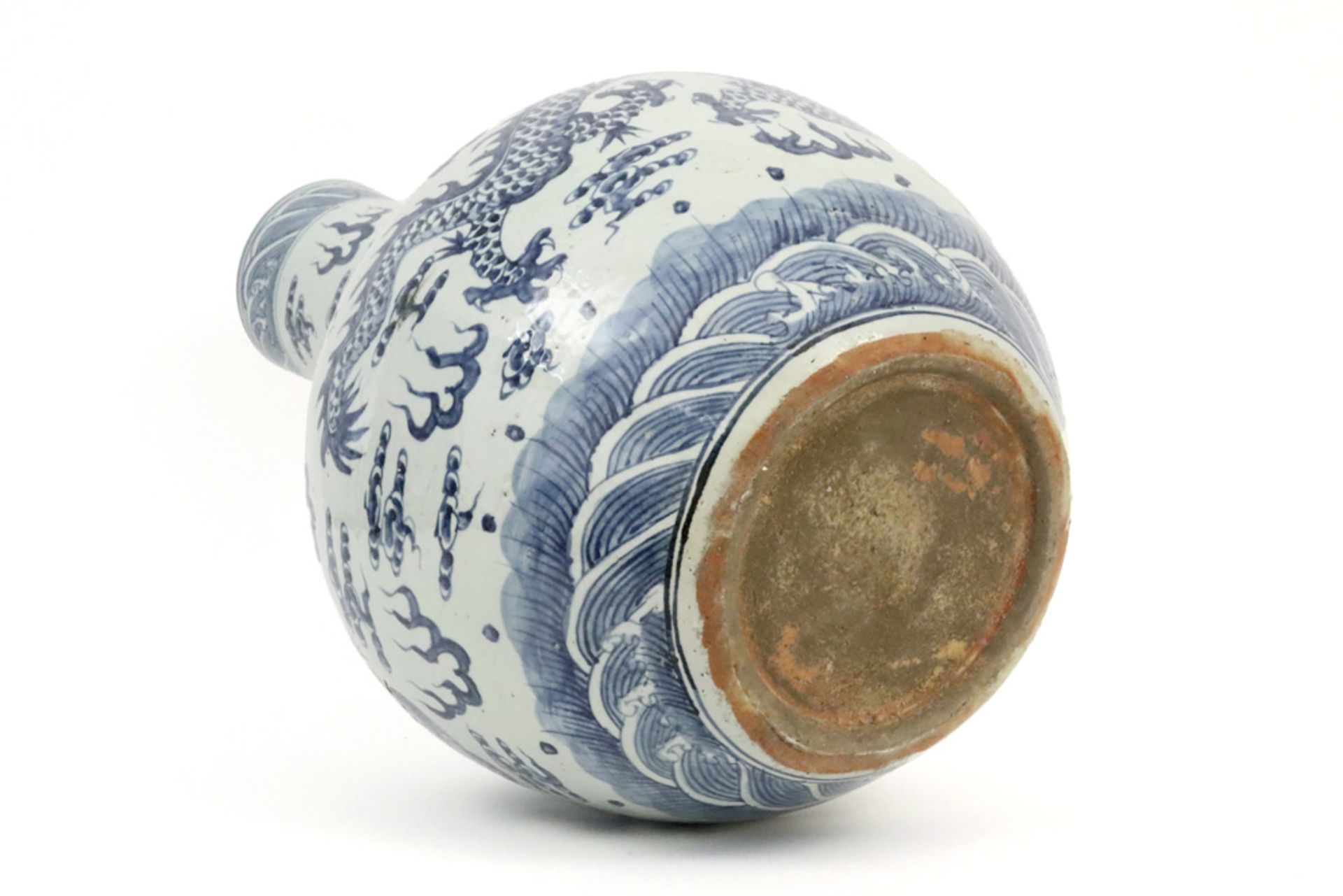 20th Cent. Chinese vase in porcelain with a blue-white dragons decor || 20ste eeuwse Chinese - Bild 5 aus 5