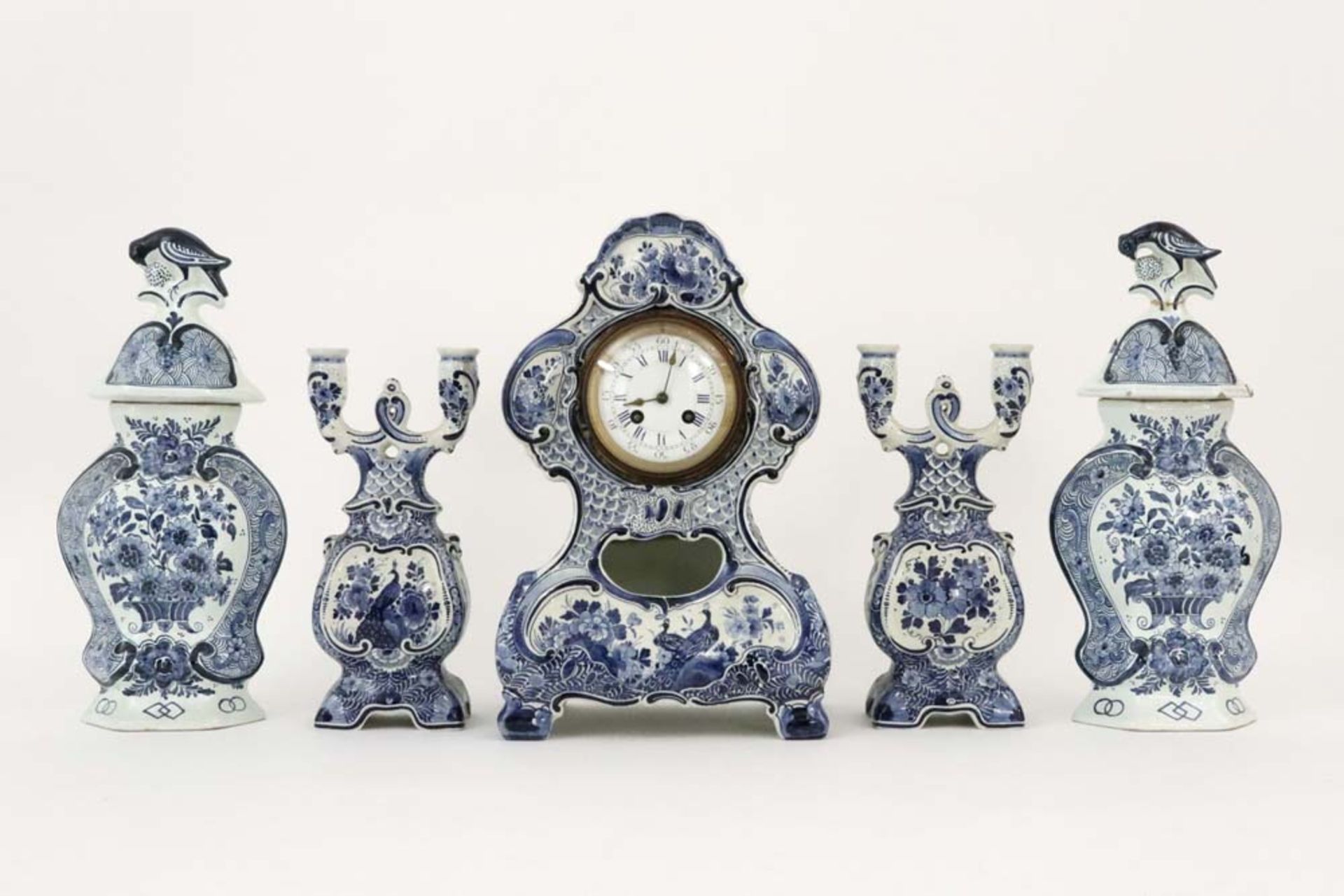 garniture and two lidded vases in marked ceramic from Delft || Lot met een driedelige