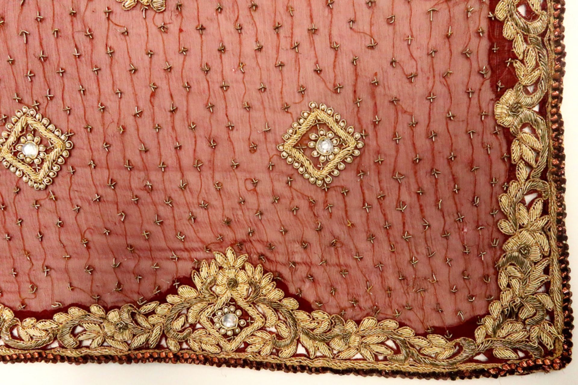 antique Indian silk wedding shawl with silver threat || Antieke Indische bruidssjaal in zijde met - Bild 2 aus 4