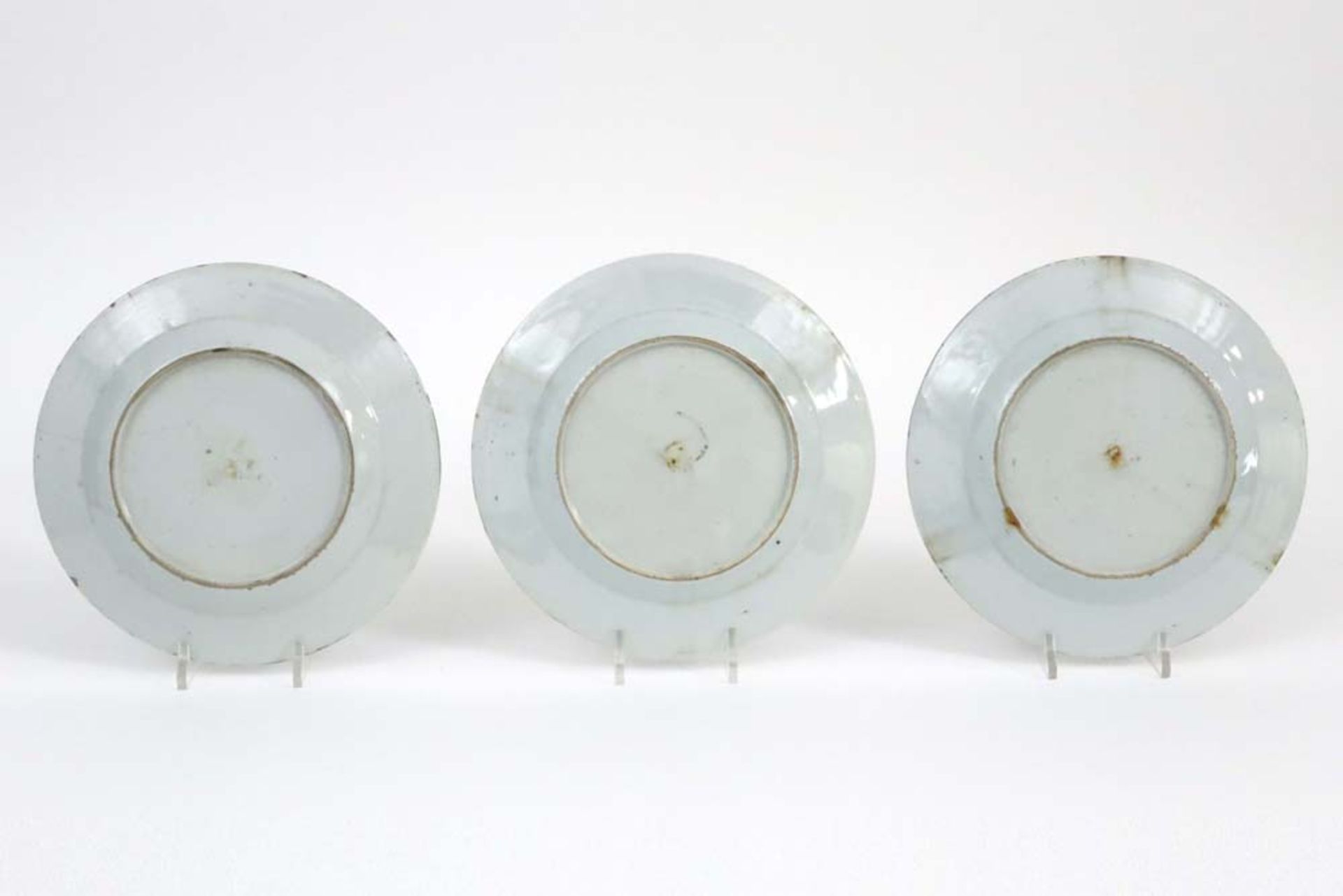 set of three 18th Cent. Chinese plates with a so-called "Amsterdam (bont) colors" decor || Set van - Image 2 of 2