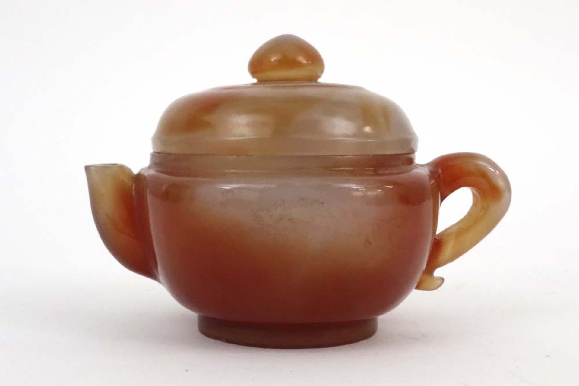 Chinese lidded teapot in agate || Chinese gedekselde theepot in agaat - hoogte : 8,5 cm