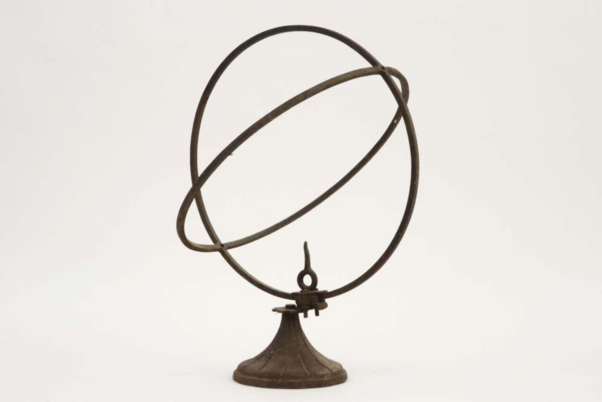 old wrought iron sundial || Oude zonnewijzer in gesmeed ijzer - hoogte : 48,5 cm
