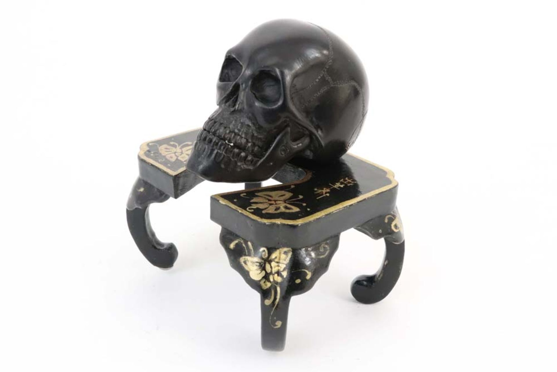 antique Japanese Meiji period sculpture with a wooden skull on a lacquered table || Antieke - Image 2 of 3