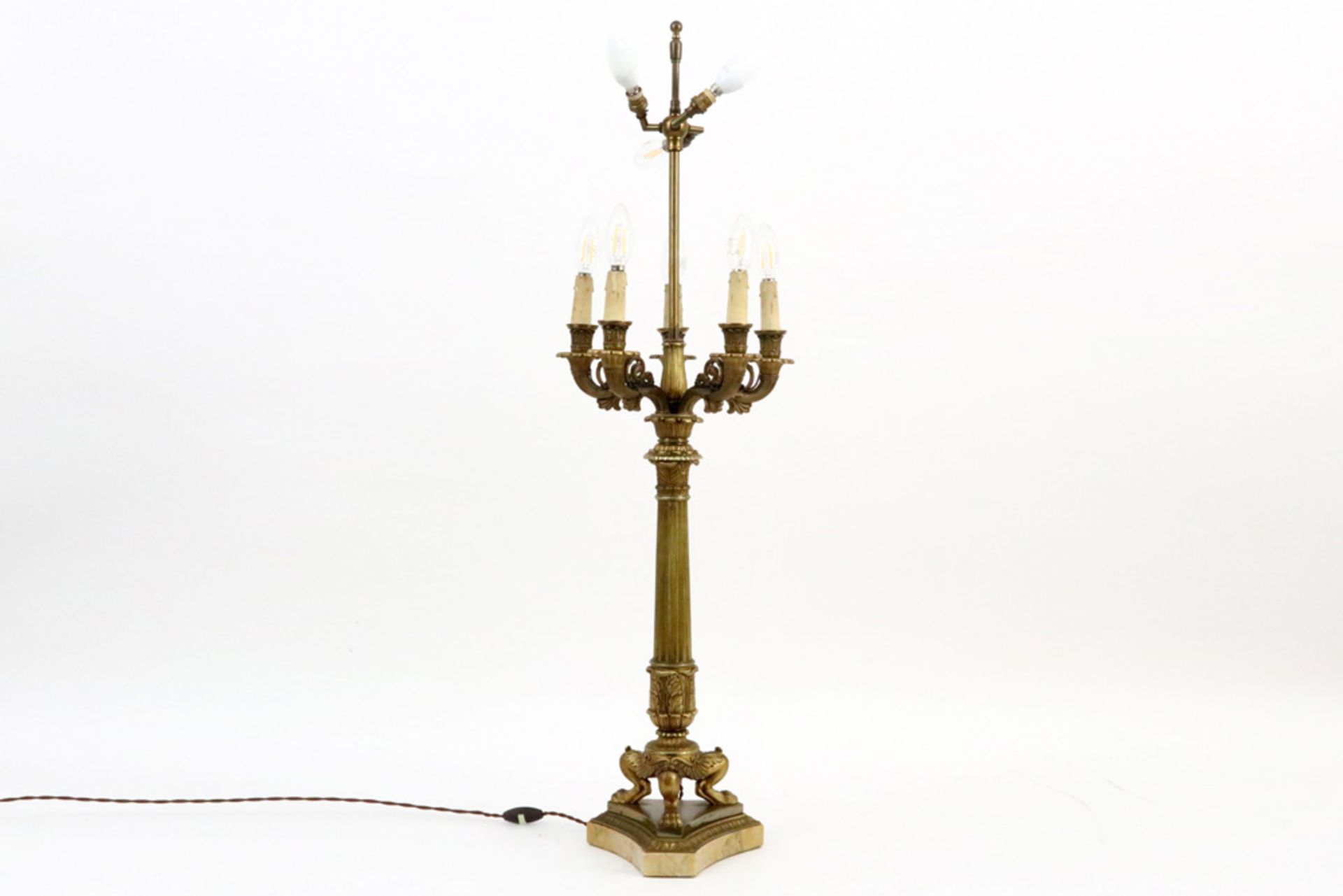 lamp with an 'antique' Empire style candelabra in gilded bronze on a marble base || Schemerlamp - Image 2 of 4