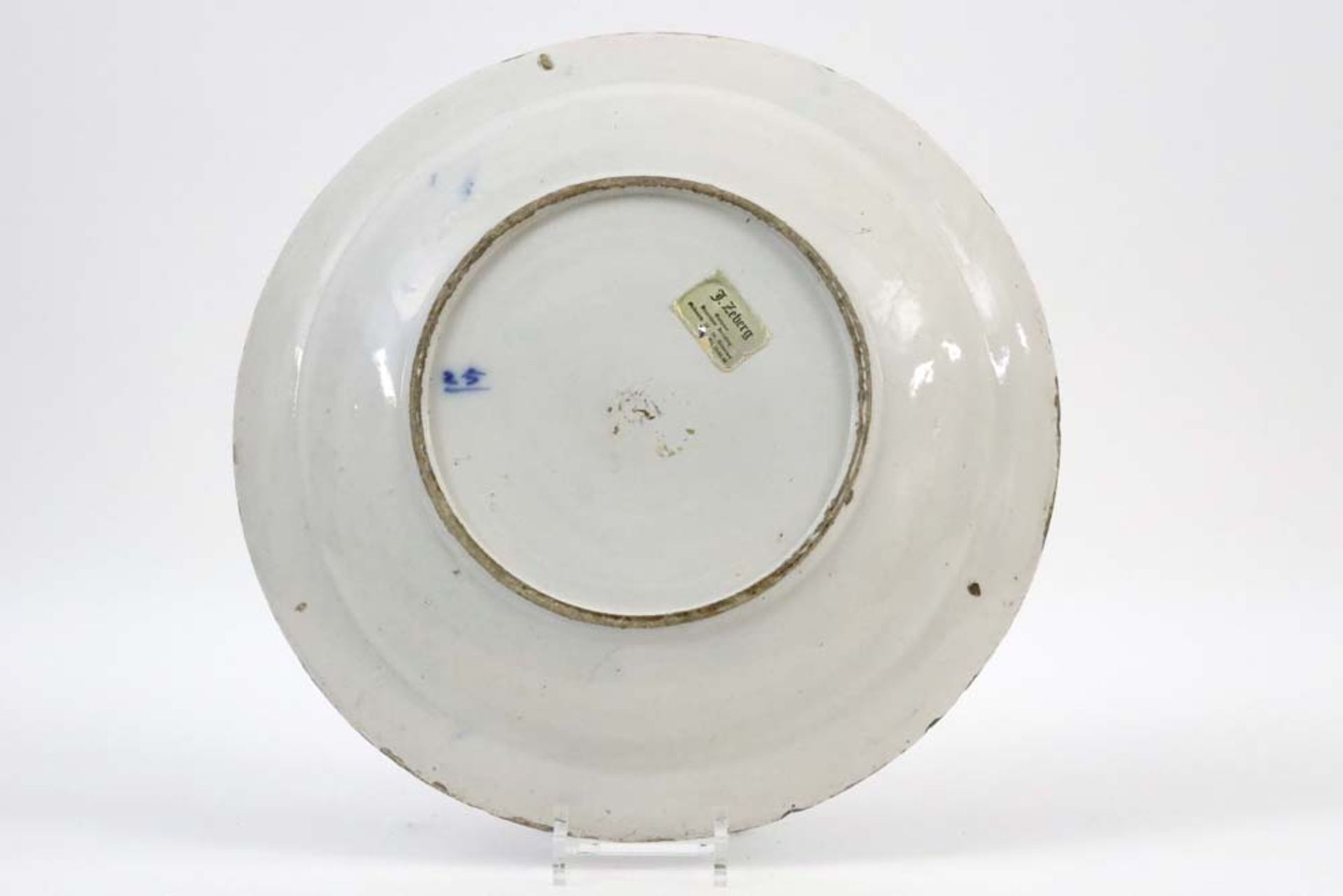 18th Cent. dish in ceramic (marked "25") with a blue-white decor || Achttiende eeuwse schaal in - Image 2 of 3