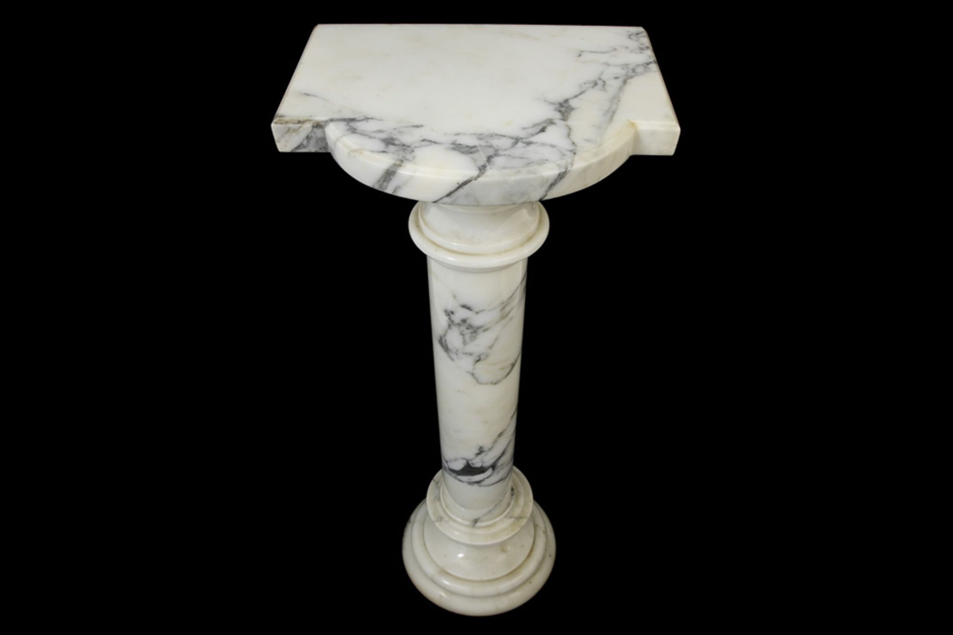 antique pedestal in white marble || Antieke sokkel in witte marmer - hoogte : 100 cm - Bild 2 aus 2