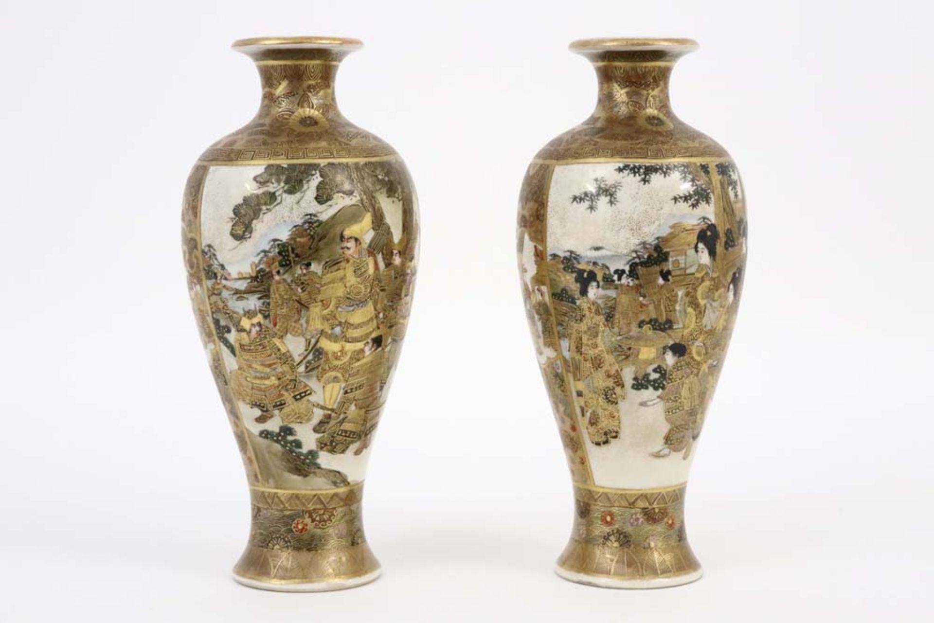 pair of small antique Japanese Satsuma vases || Paar antieke Japanse Satsuma-vaasjes met een typisch - Bild 2 aus 3