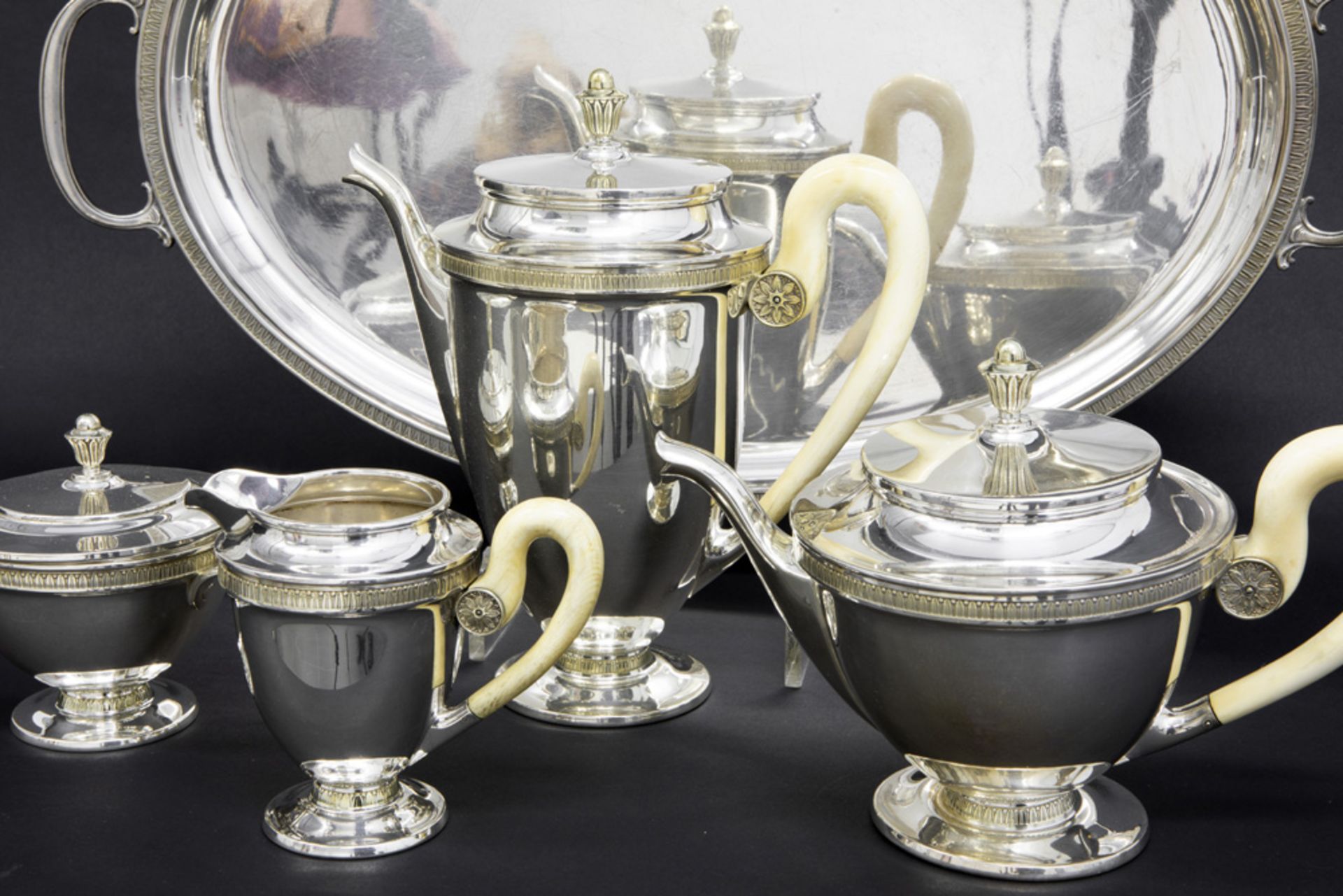 four-piece coffee and teaset on it's tray marked Wiskeman || WISKEMAN vierdelig koffie- en - Bild 2 aus 4