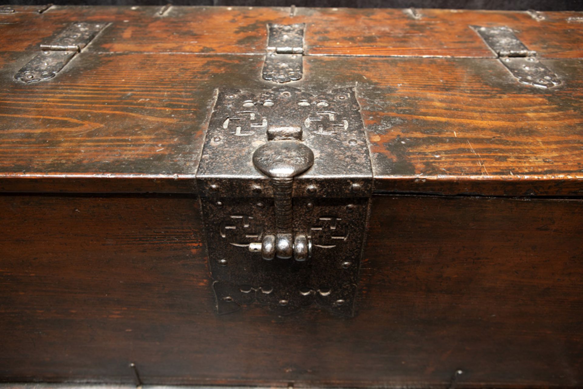 antique Japanese chest || Antiek Japans koffermeubel met typisch beslag - Bild 3 aus 3
