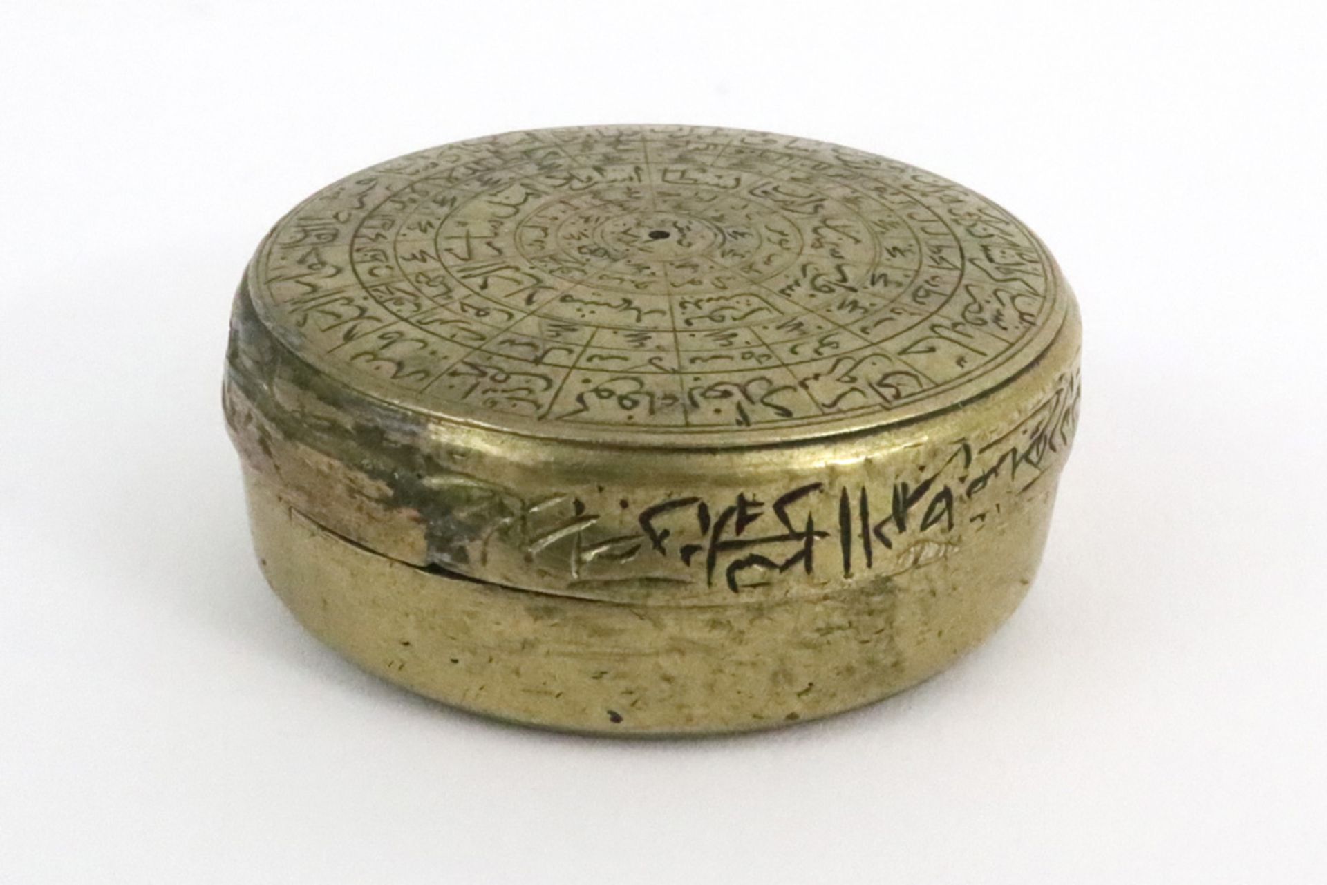 antique Persian compass with its lid in brass with finely engraved indications to know the direction