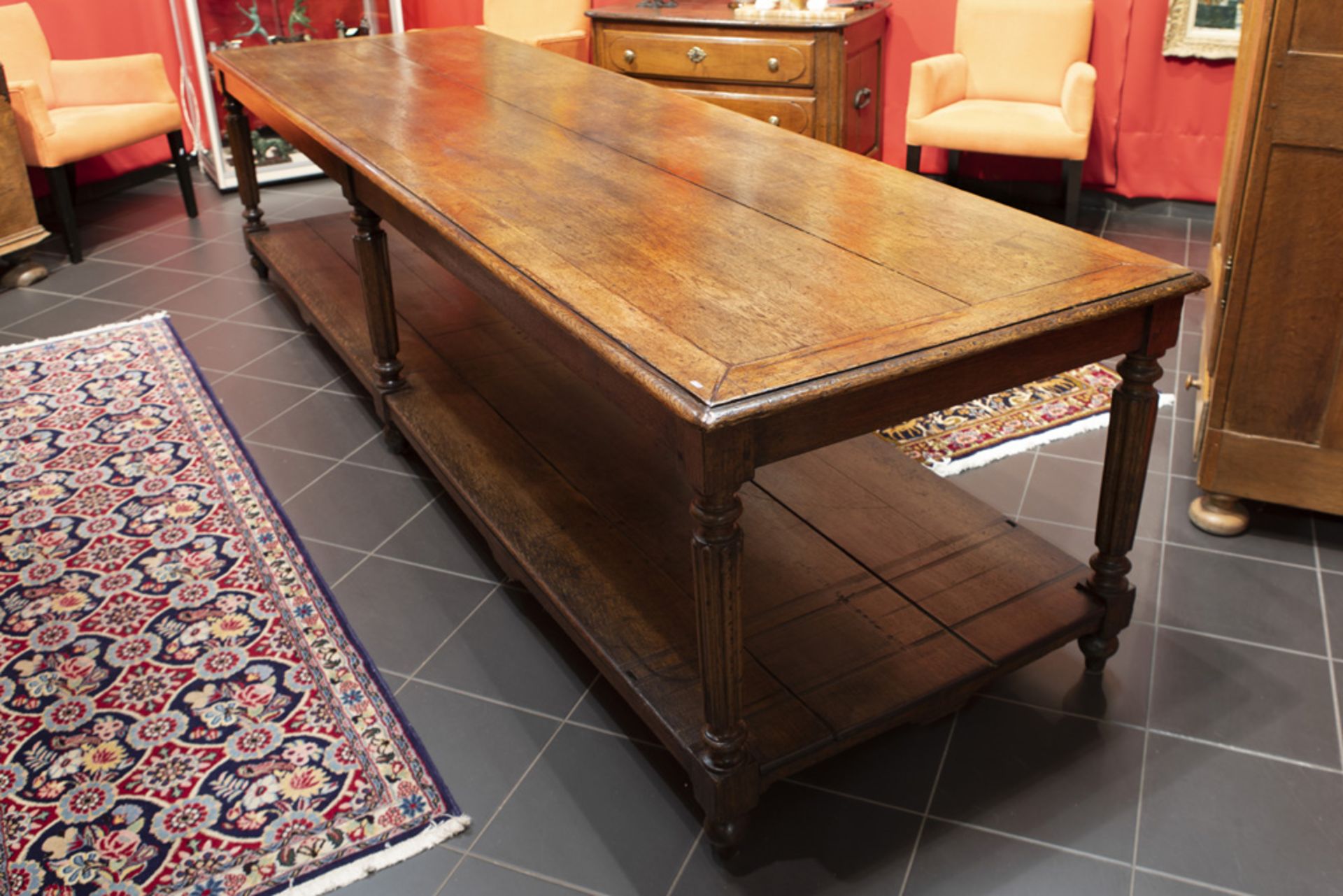 19th Cent English shop's / studio work table in oak with six fluted legs || Negentiende eeuwse