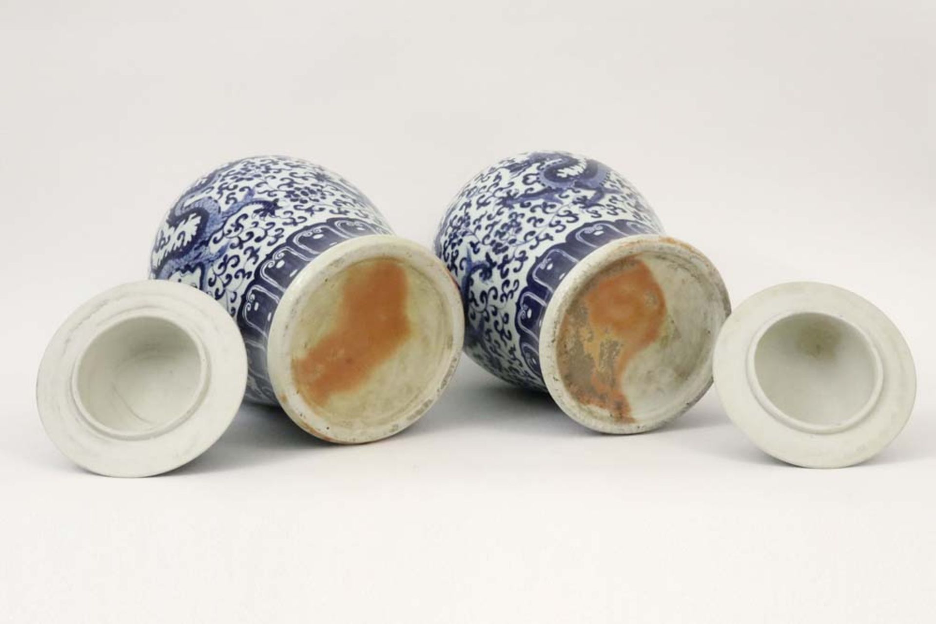 pair of Chinese lidded vases in porcelain with a blue-white decor || Paar 20ste eeuwse Chinese - Bild 5 aus 5