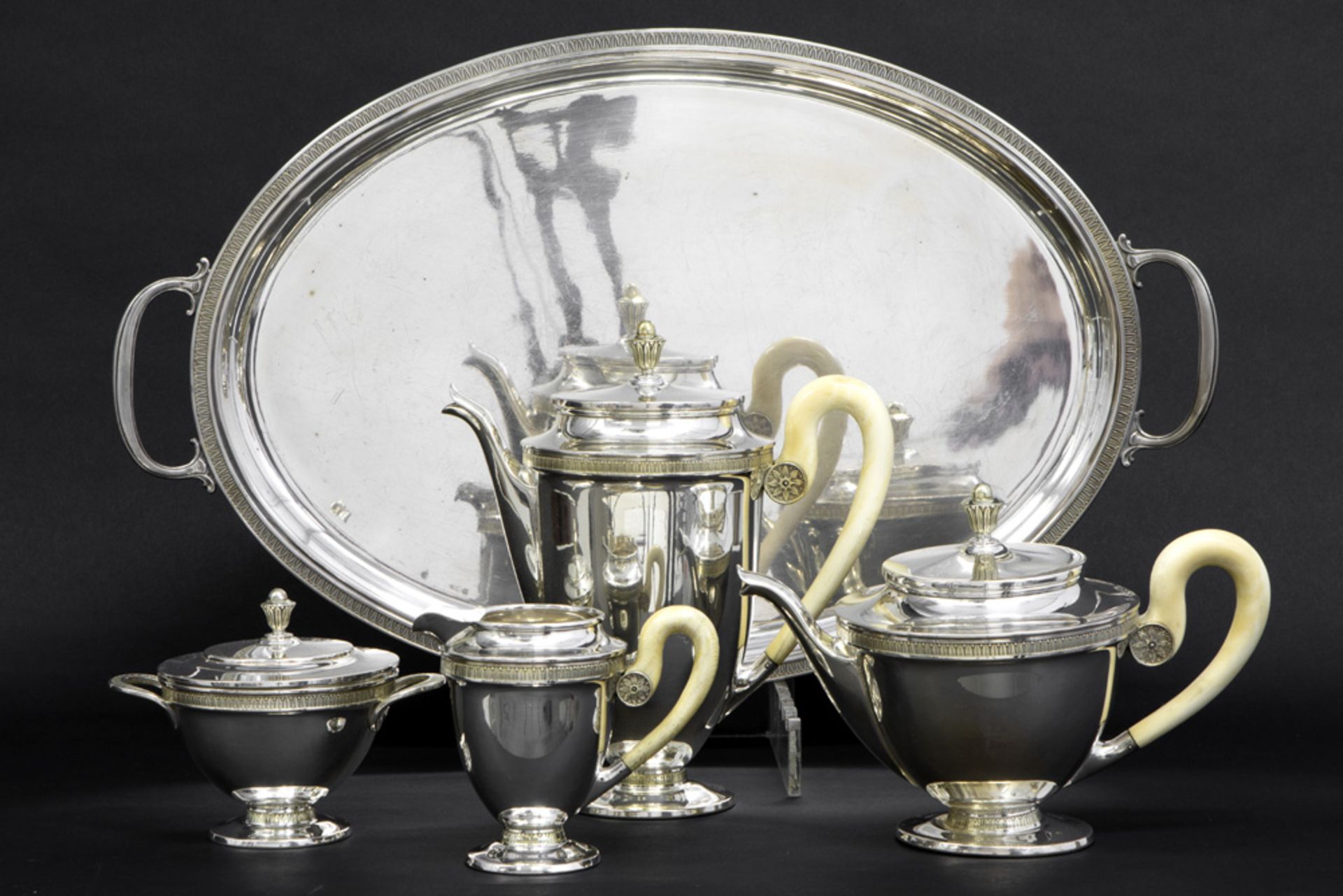 four-piece coffee and teaset on it's tray marked Wiskeman || WISKEMAN vierdelig koffie- en