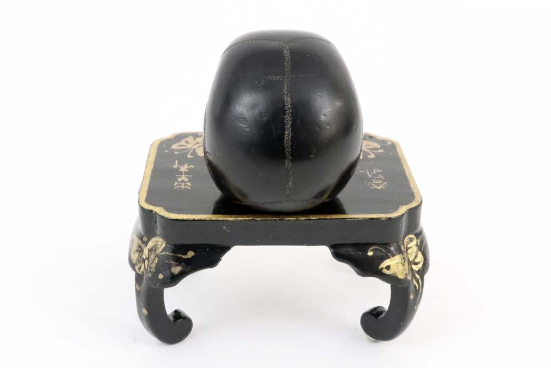 antique Japanese Meiji period sculpture with a wooden skull on a lacquered table || Antieke - Image 3 of 3