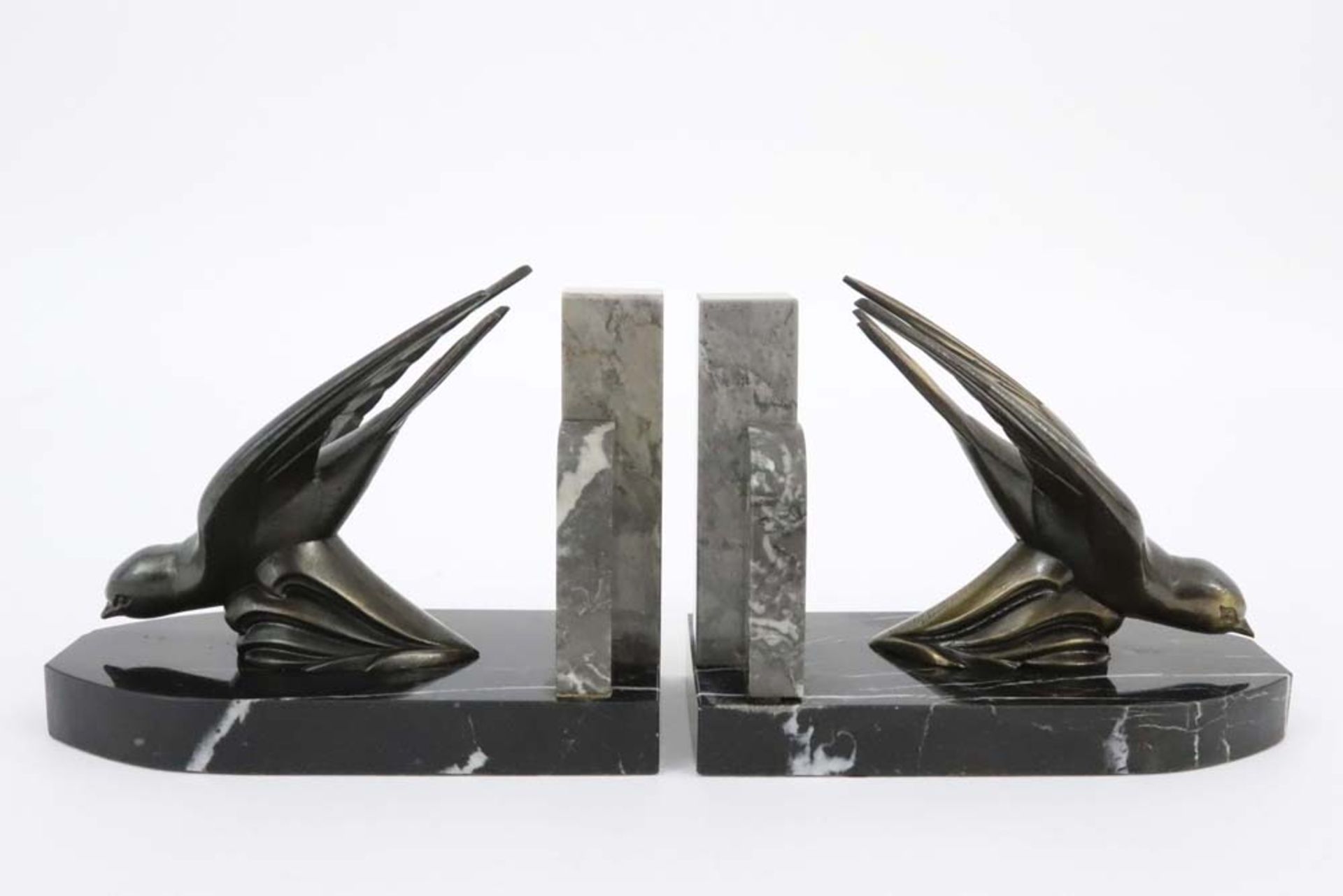 pair of Art Deco book-ends in marble, each with a stylised "swallow" sculpture || Paar Art Deco