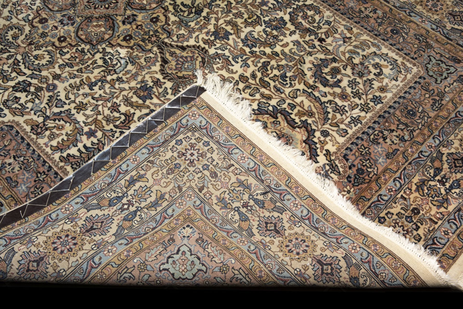 handknotted rug with a classic Tabriz design in wool || Obiti-tapijt met vrij klassieke Tabriz - Image 2 of 2
