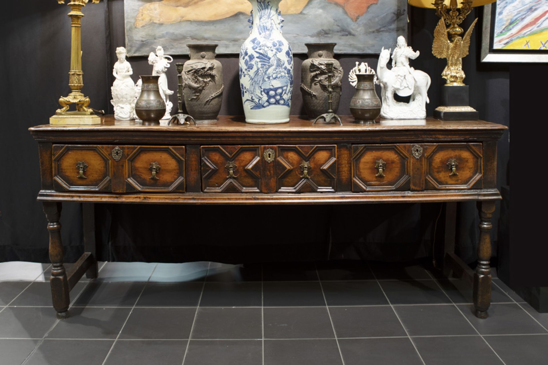 17th/18th Cent. English dresser in oak and elm with a beautiful patina || Zeventiende/achttiende