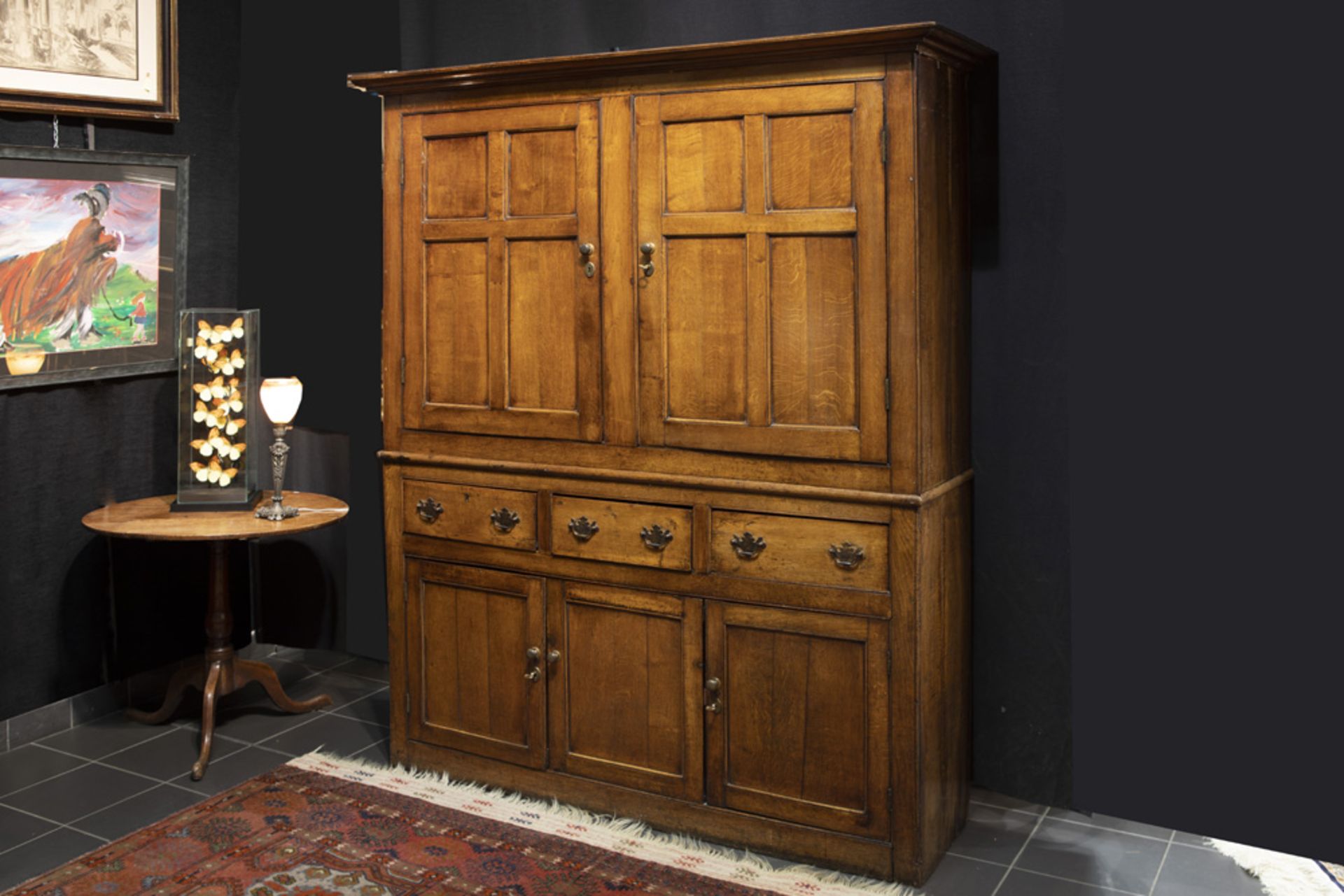 18th Cent. English oak cupboard with nice patina || Achttiende eeuwse Engels-regionale zgn