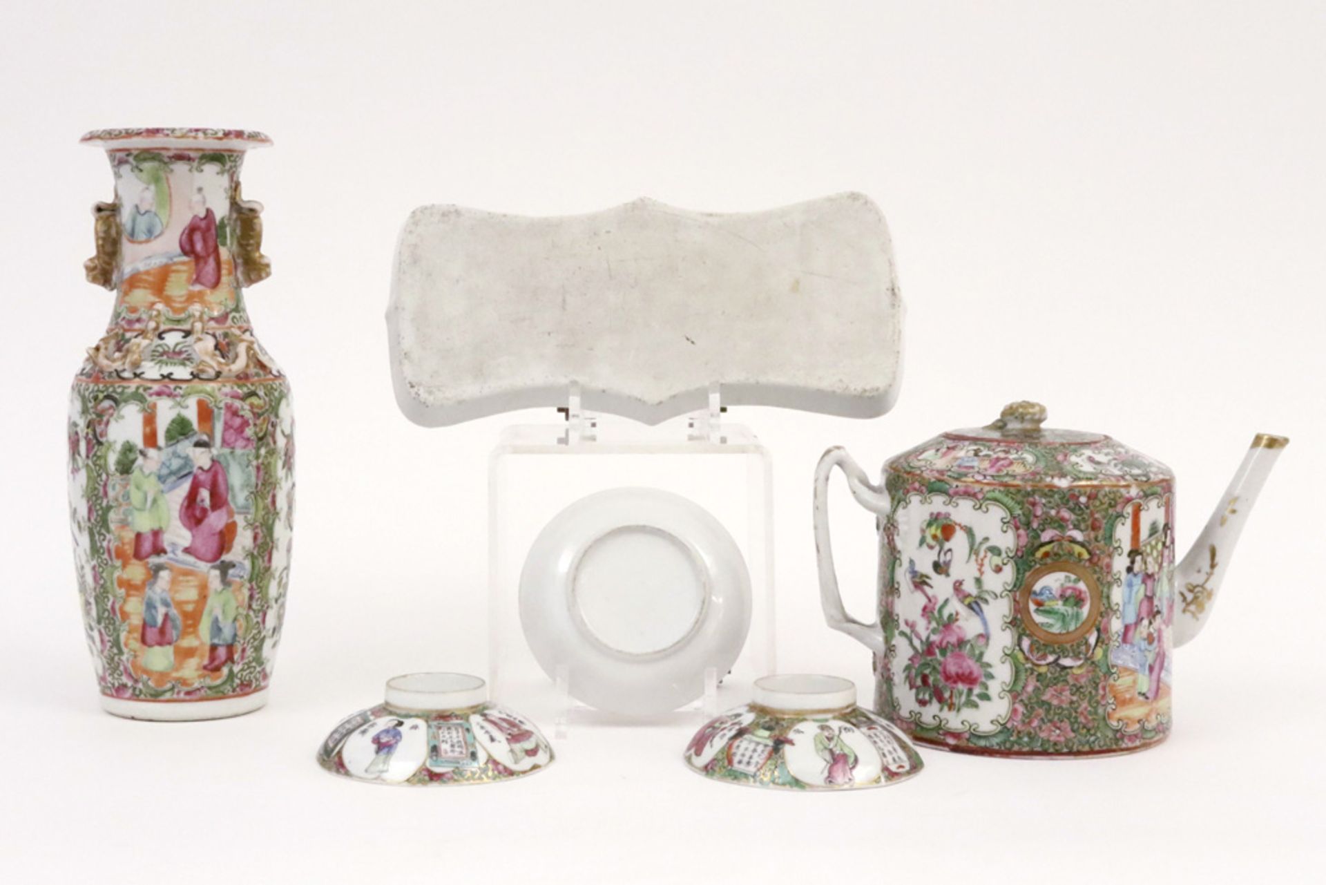 six antique Chinese porcelain items with Cantonese decor, amongst which two small marked dishes with - Bild 2 aus 4