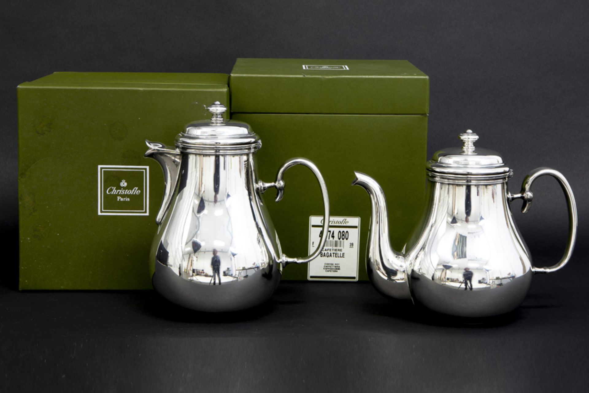 Christofle marked coffee and café-au-lait pot in their boxes || CHRISTOFLE lot (2) van een koffie-