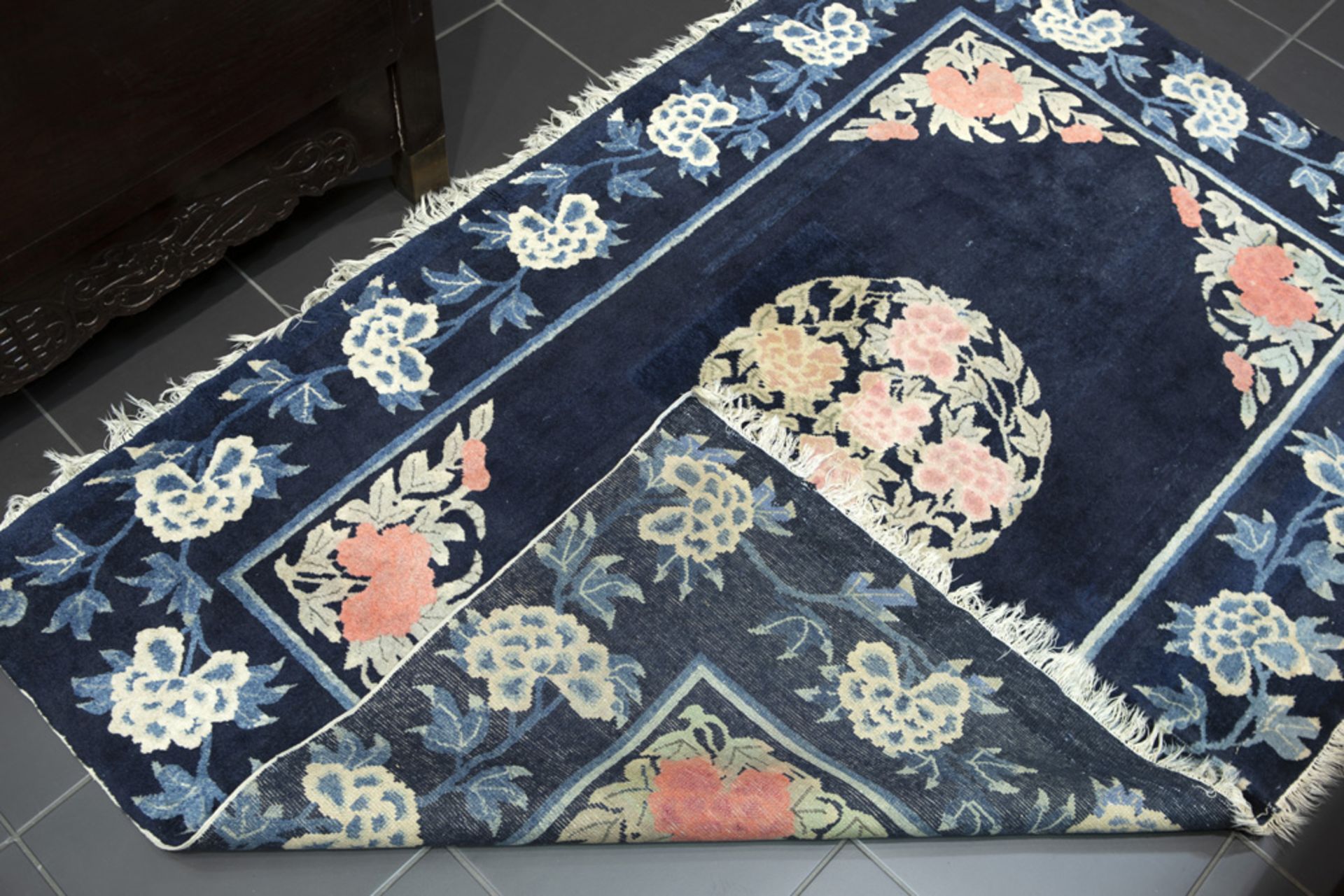 antique Chinese rug with a quite typical desgin with flowers || Antiek Chinees tapijt met een - Bild 2 aus 2