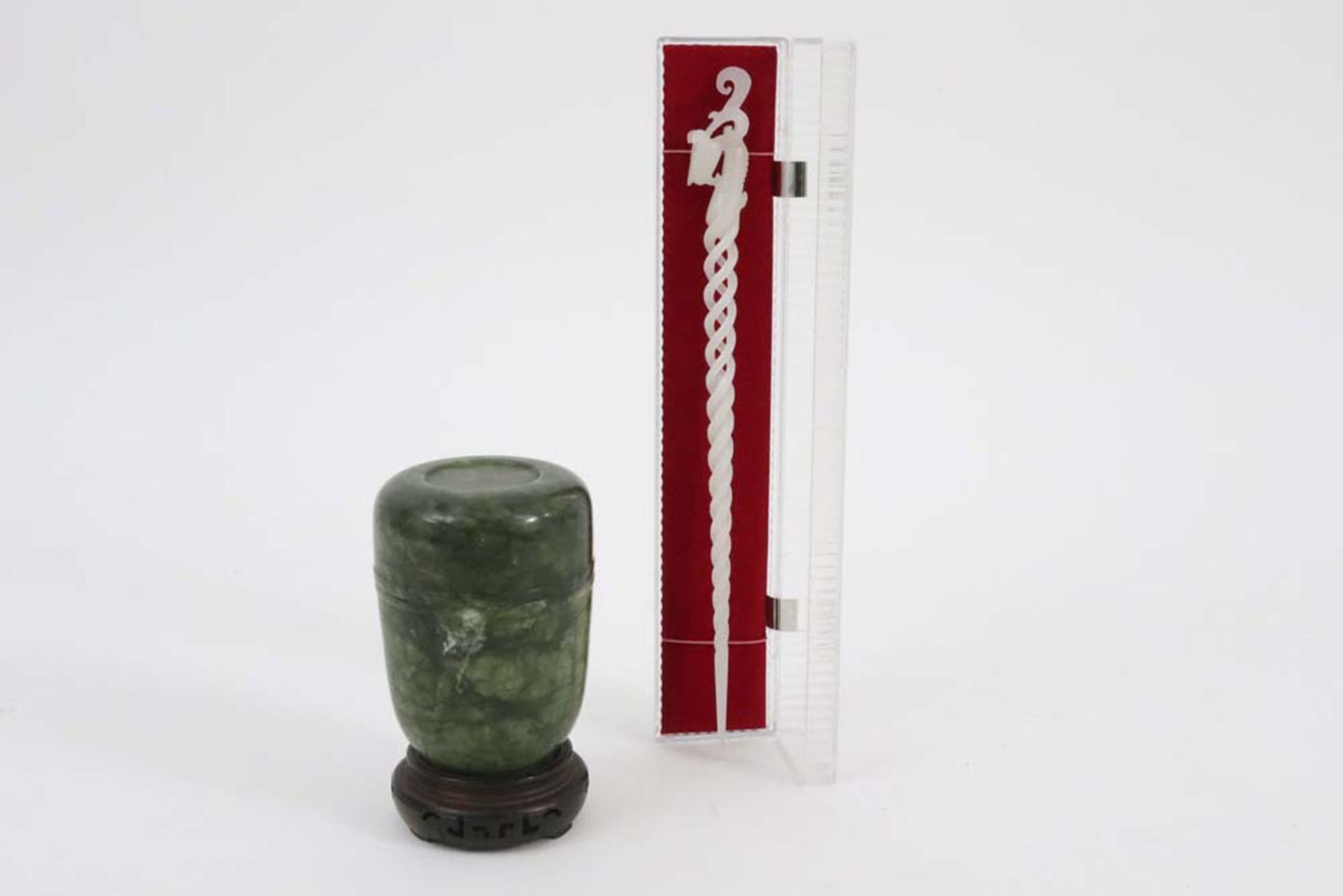 Chinese pen in white stone and jade box || Lot (2) met een Chinese pen in een wit gesteente en een