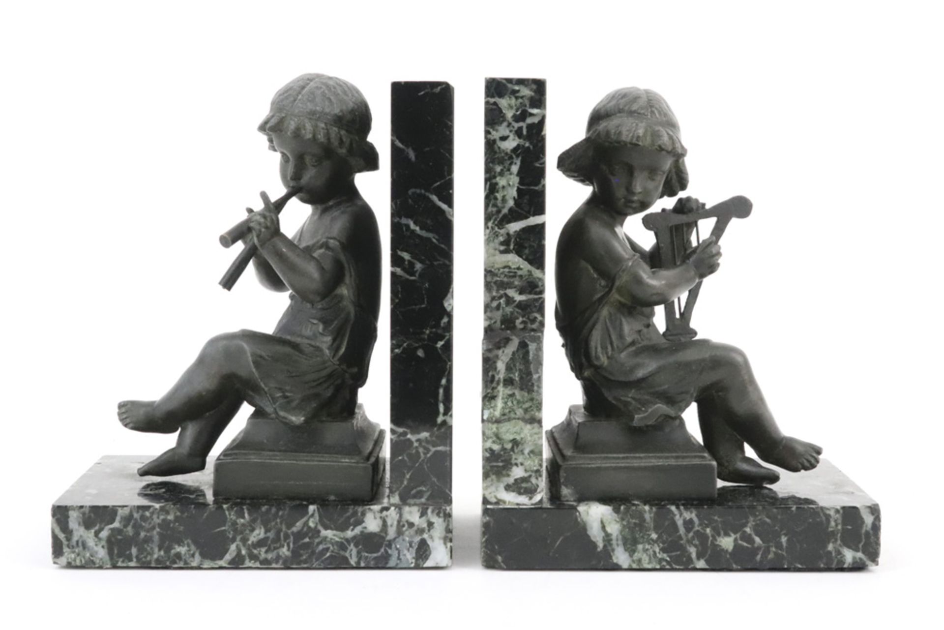 pair of French Art Deco book-ends in green marble, each with a sculpture with foundry mark || Paar - Bild 2 aus 6