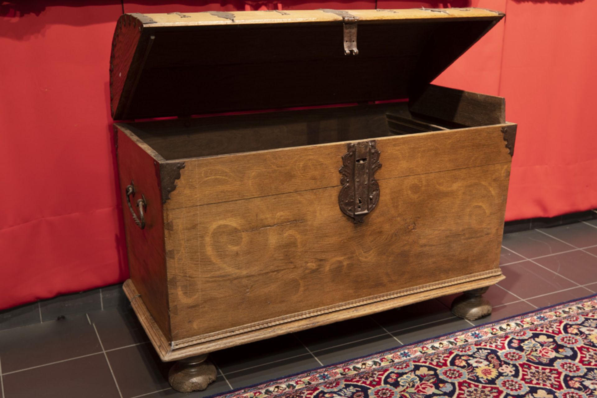 18th Cent. oak "1745" dated chest || Achttiende eeuwse reiskoffer in blonde eik met typisch - Bild 2 aus 3