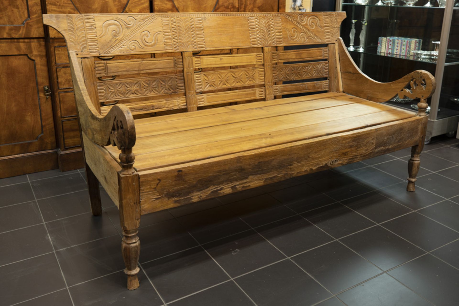 antique Indonesian teak bench || Antieke Indonesische bank in teak met gesculpteerde ron op rug en - Bild 3 aus 3