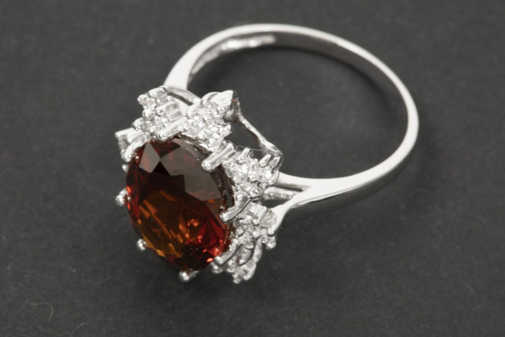 ring in white gold (18 carat) with a ca 6 carat garnet with nice and deep color and brilliance and - Image 2 of 2