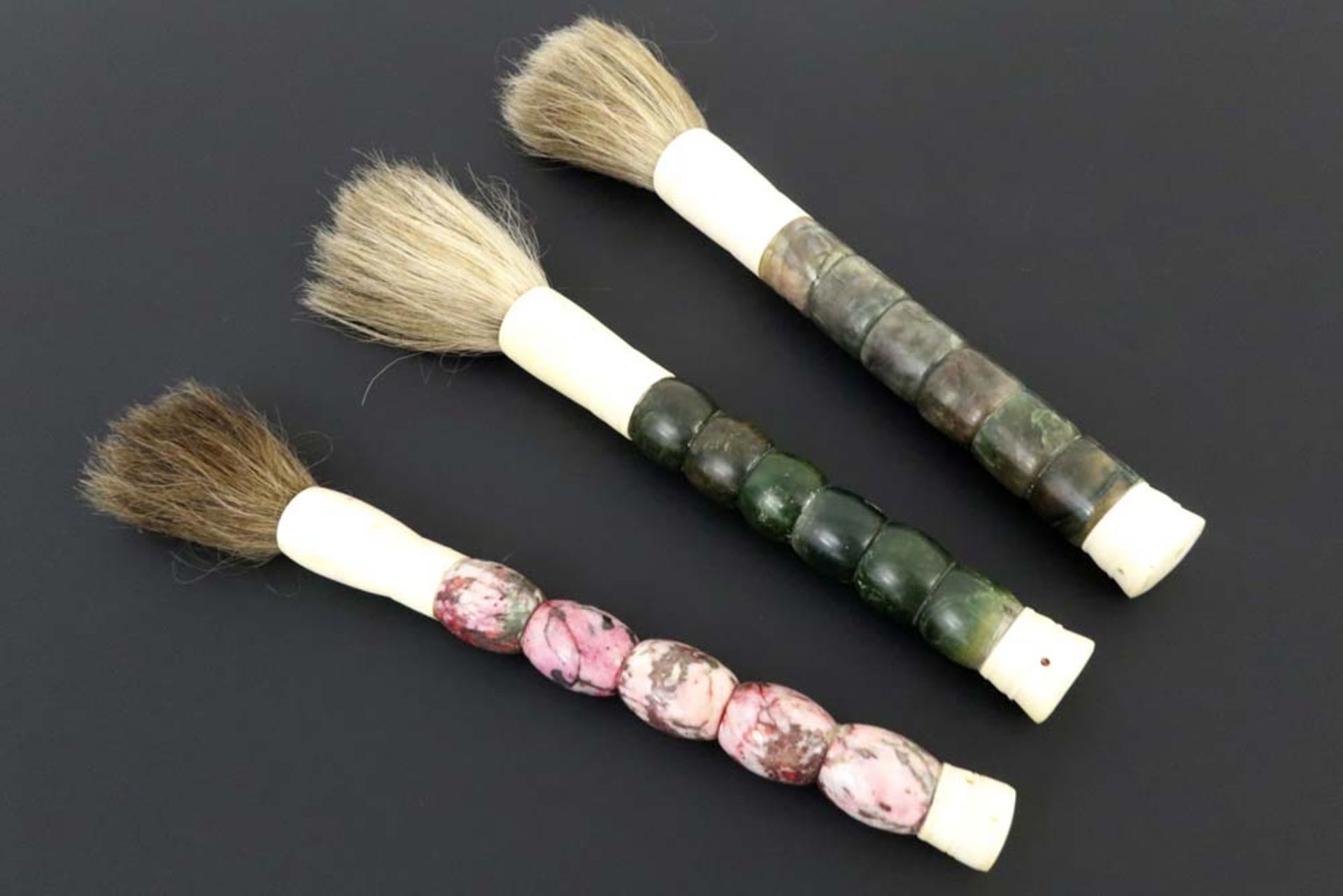 three old Chinese brushes with stone grips || Lot van drie oude Chinese penselen, telkens met een